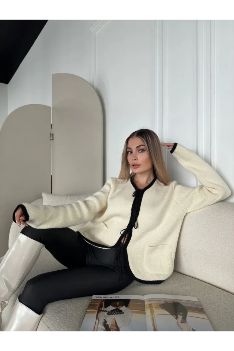 Kirli Beyaz Triko Siyah Detaylı Bağlamalı Önden Cepli Ceket