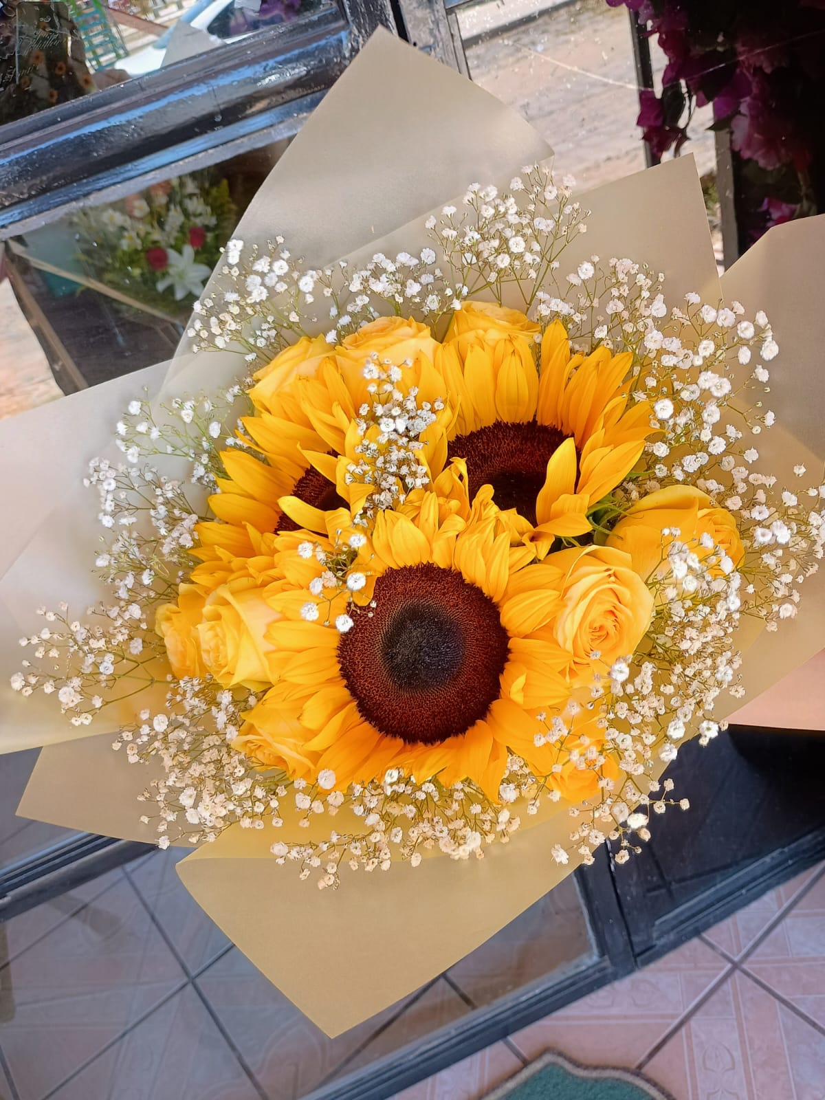 Ramo de girasoles y rosas