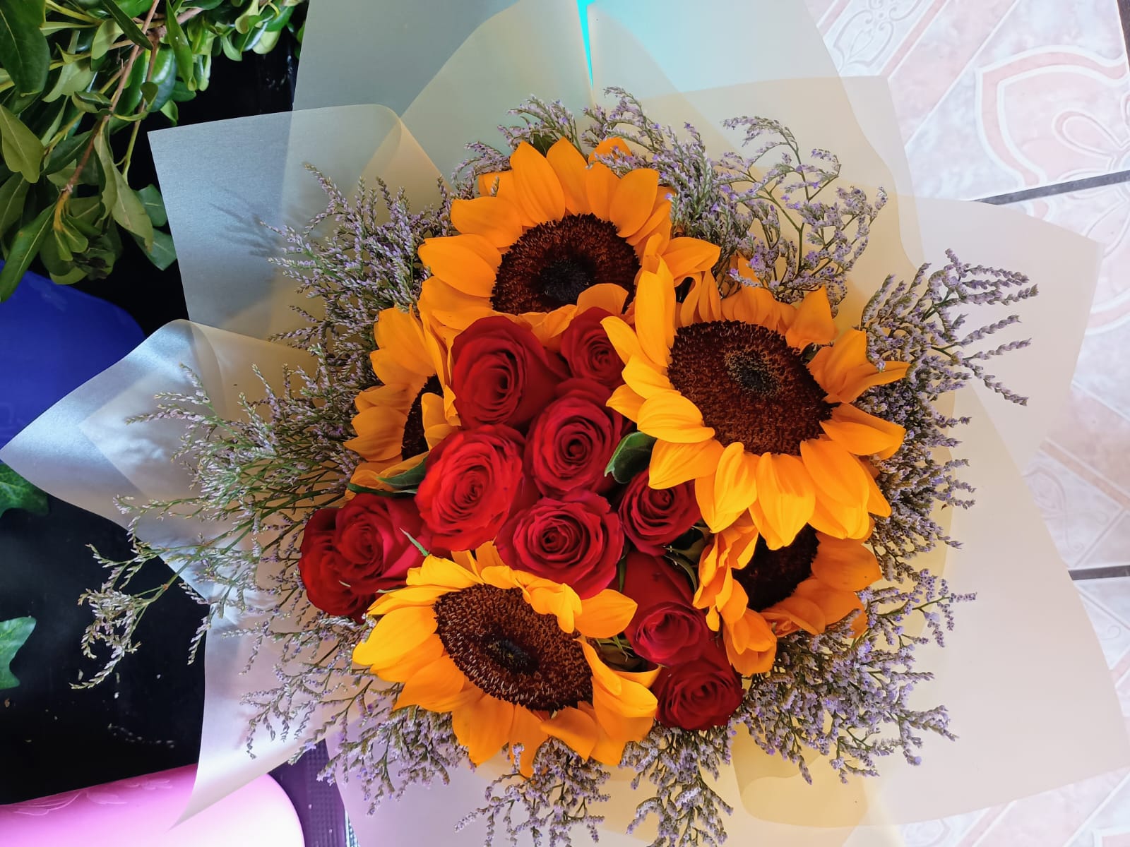 Ramo de girasoles y rosas