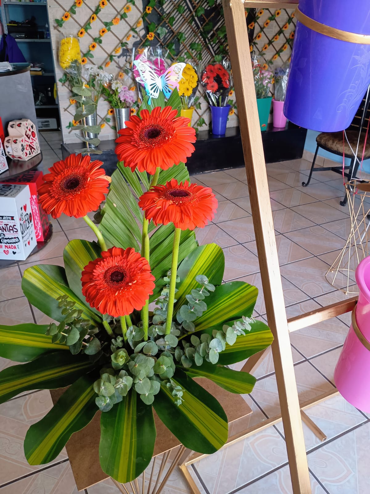 Arreglo de gerberas rojas