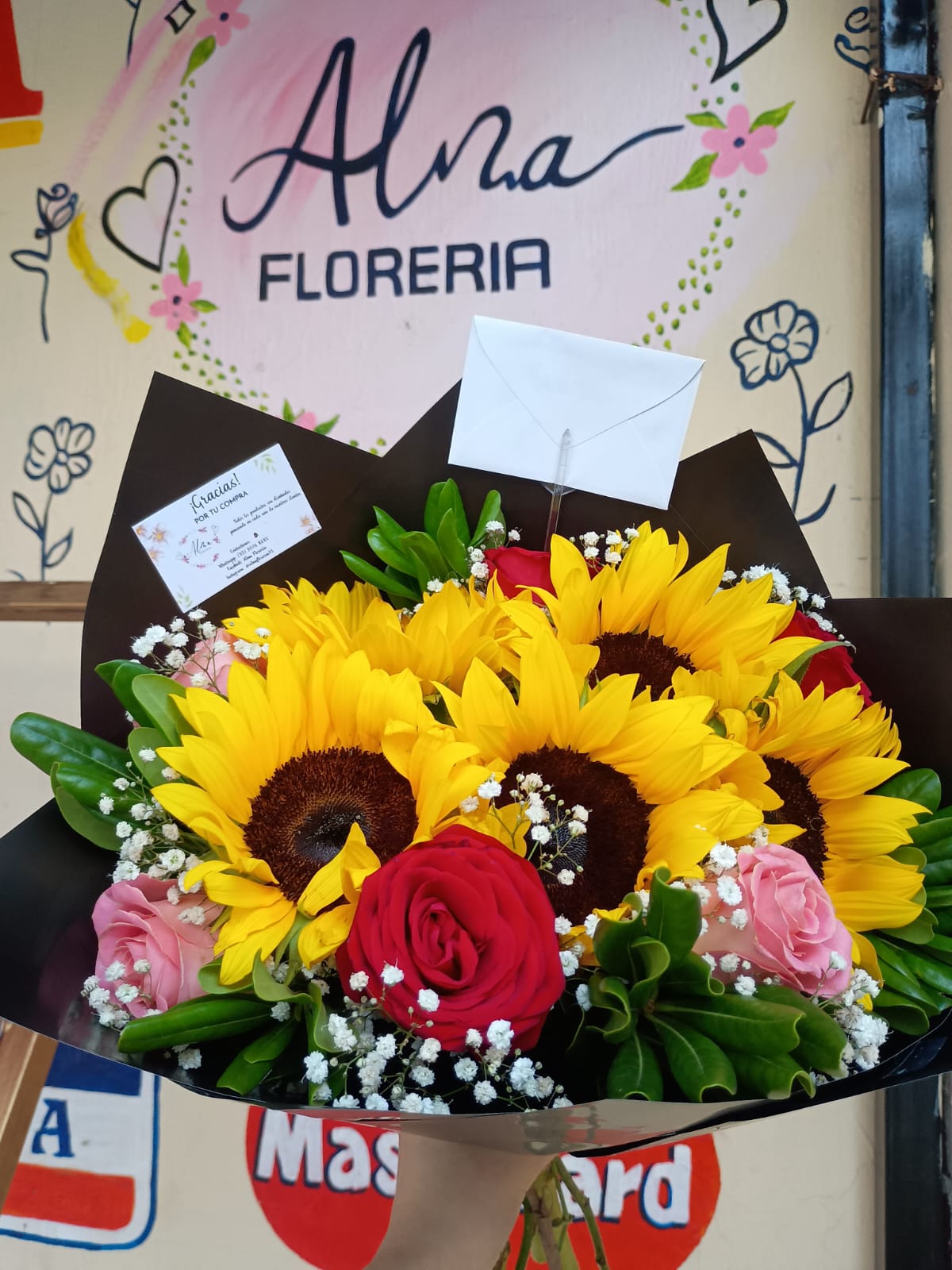 Ramo de girasoles y rosas