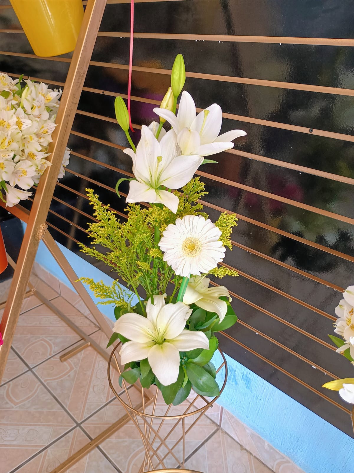 Arreglo floral de lirios y gerberas