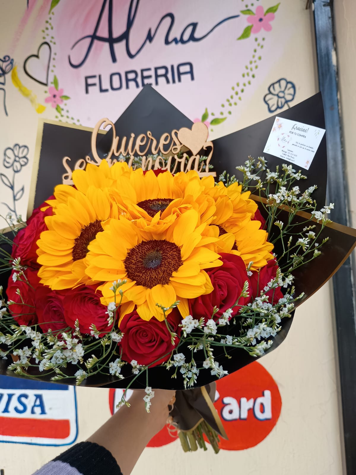 Ramo de girasoles y rosas