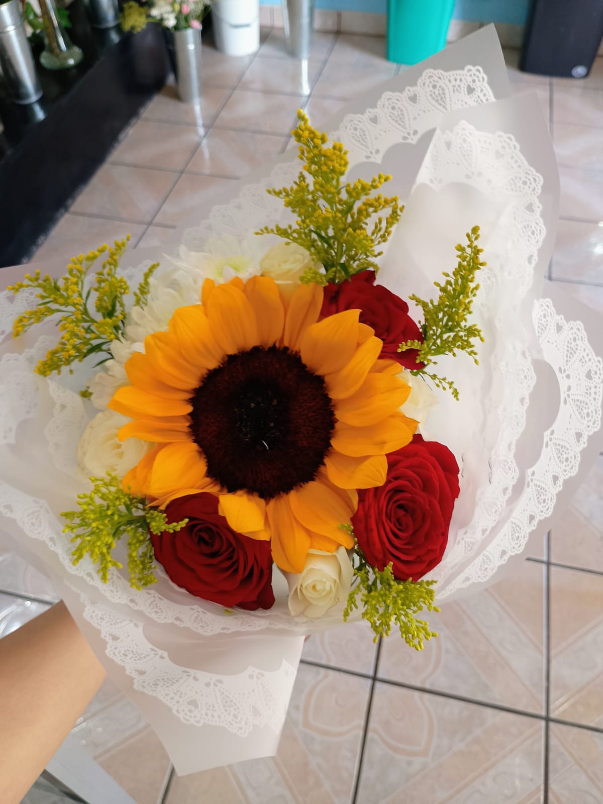 Ramo de girasol y rosas