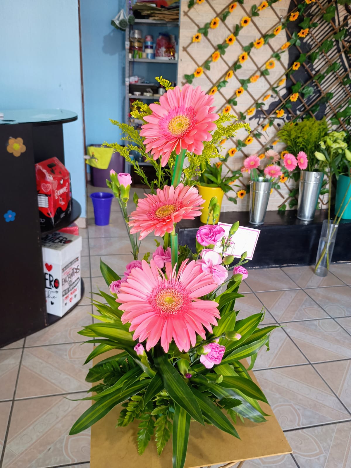 Arreglo floral con gerberas rosas