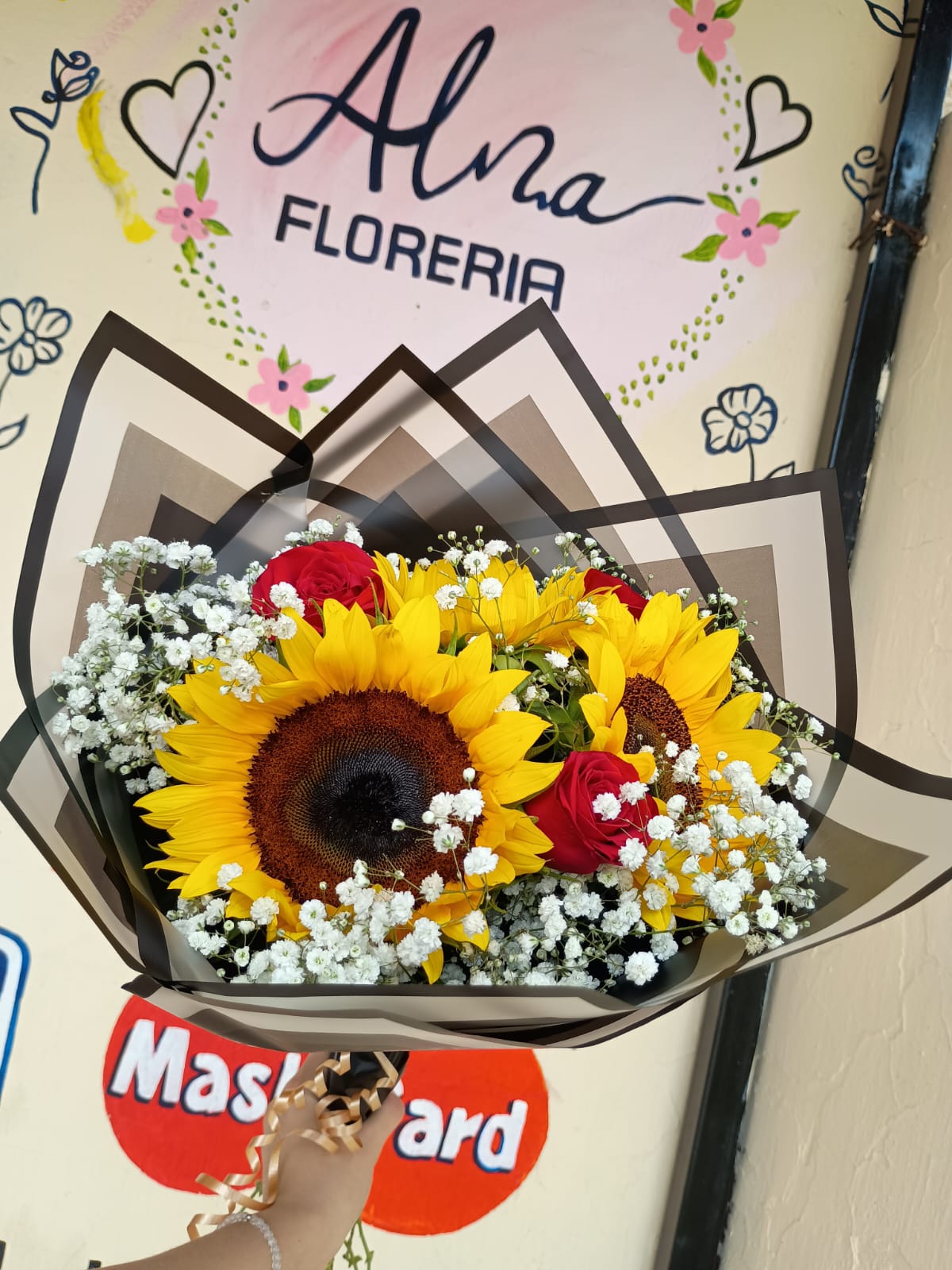 Ramo de girasoles y rosas