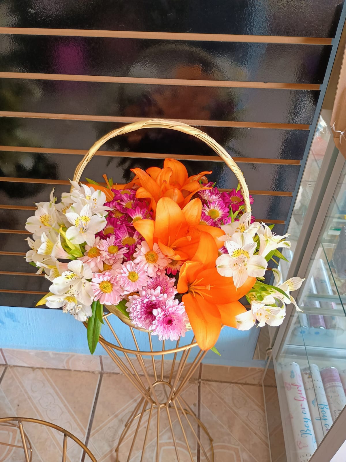 Arreglo floral con lirios naranjas