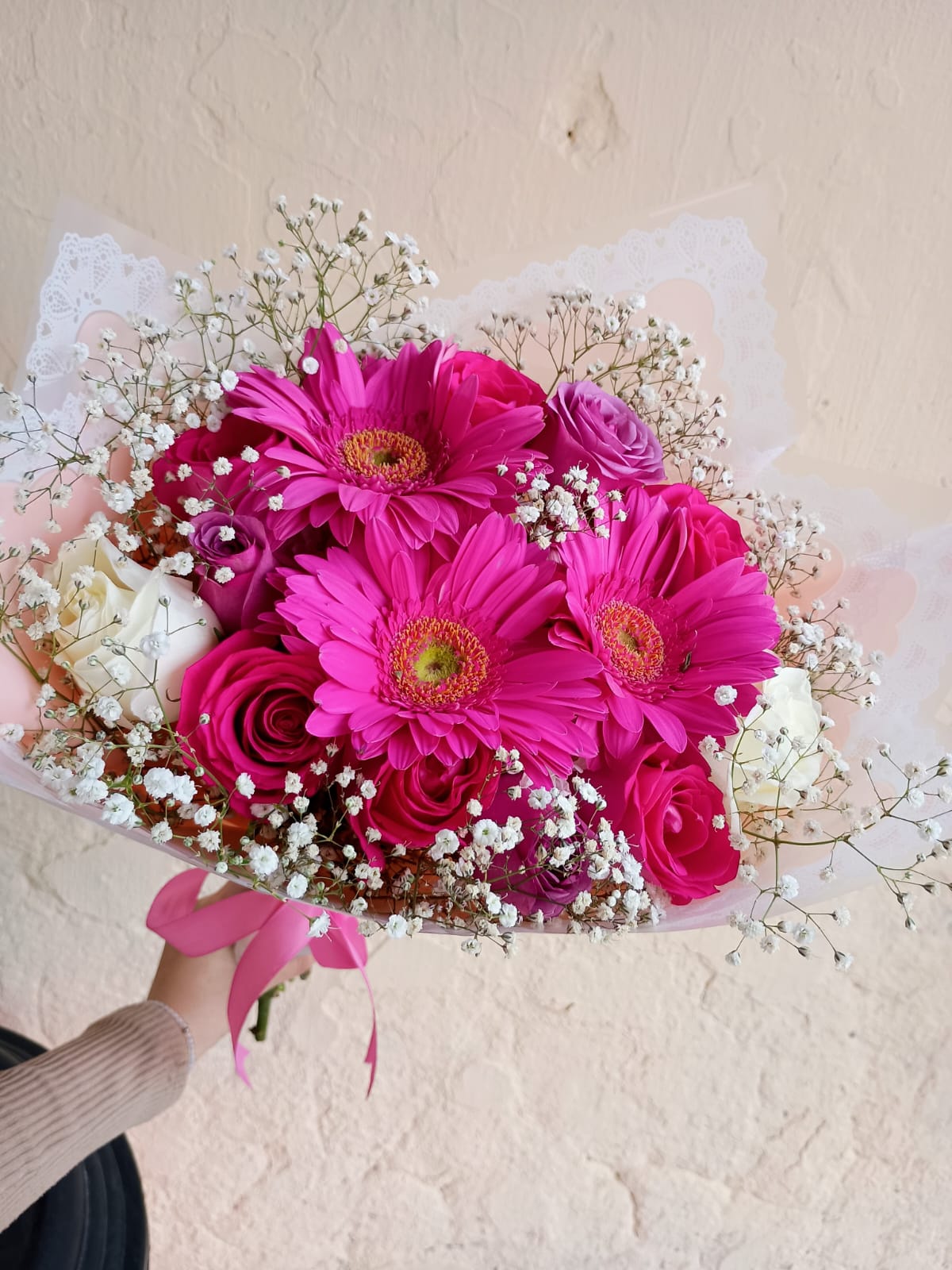 Ramo de rosas con gerberas