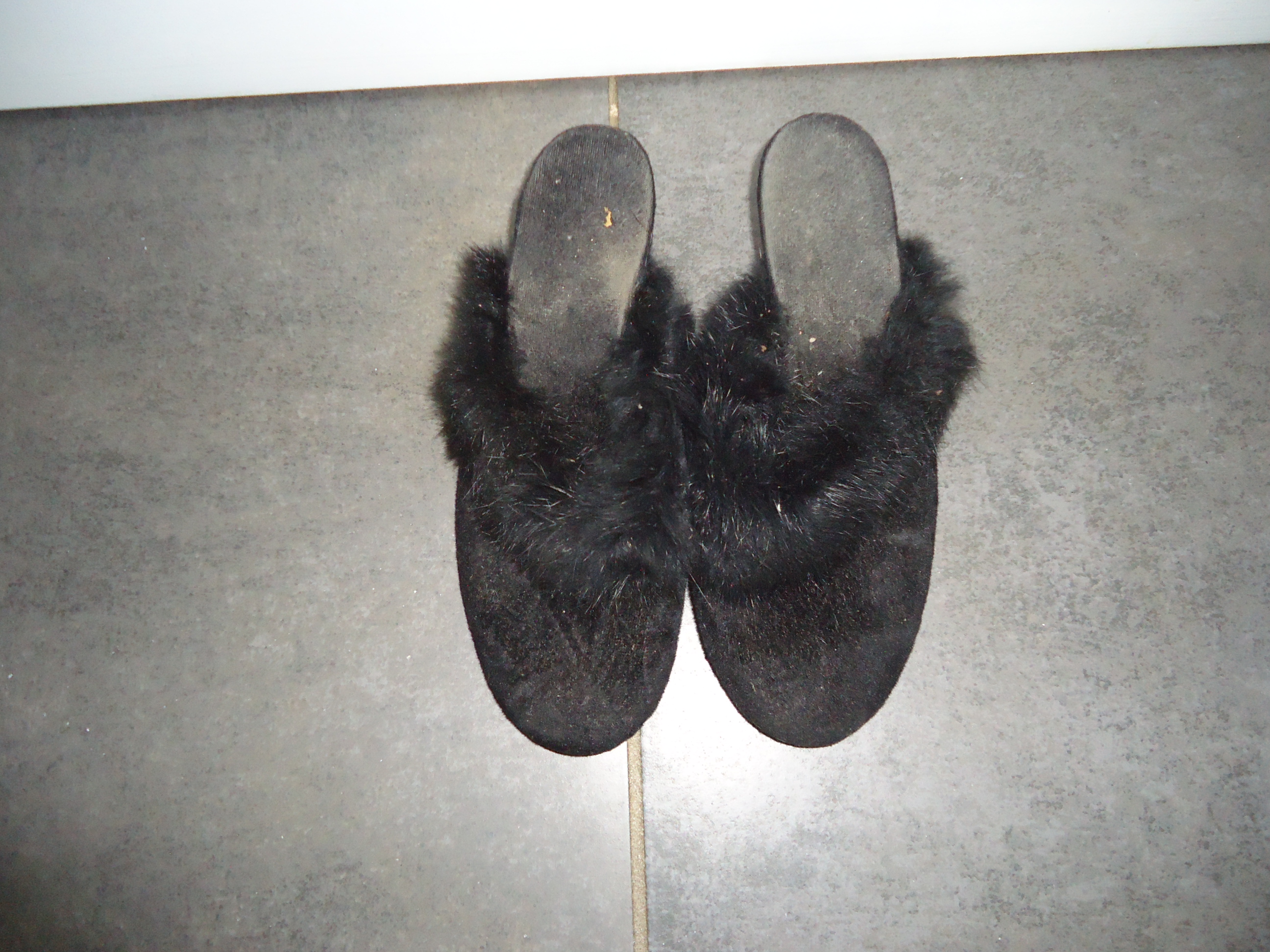 Chaussons en fourrure noire