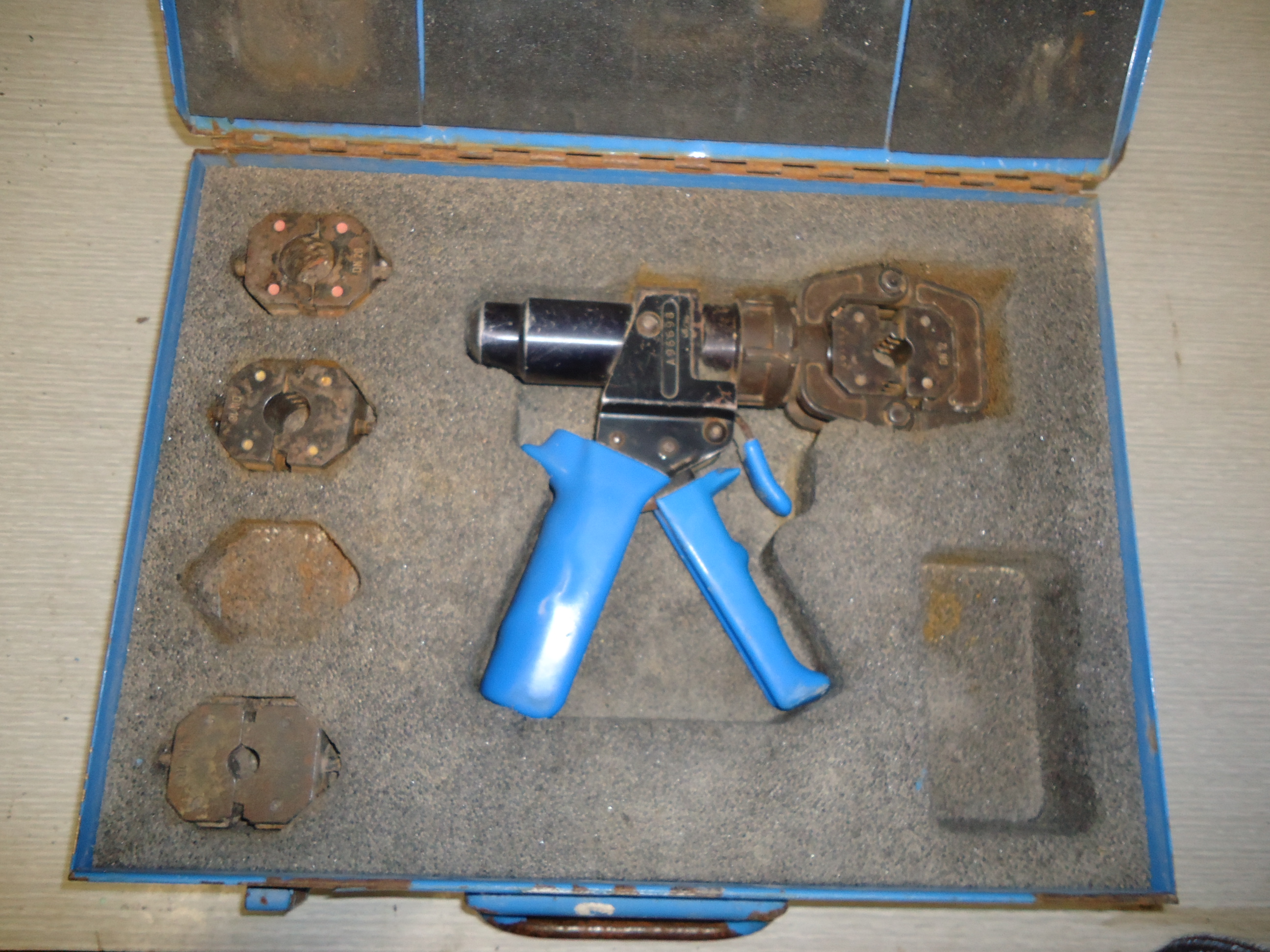 Pince à sertir hydraulique