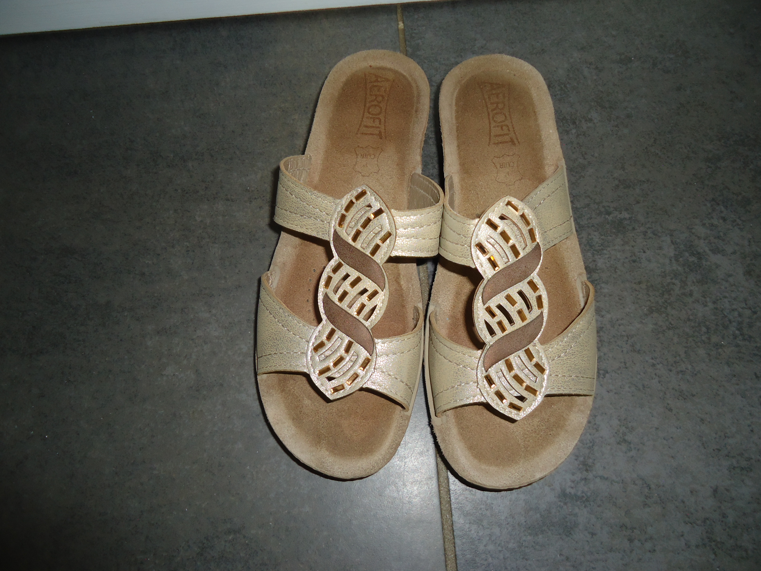 Sandales dorées élégantes