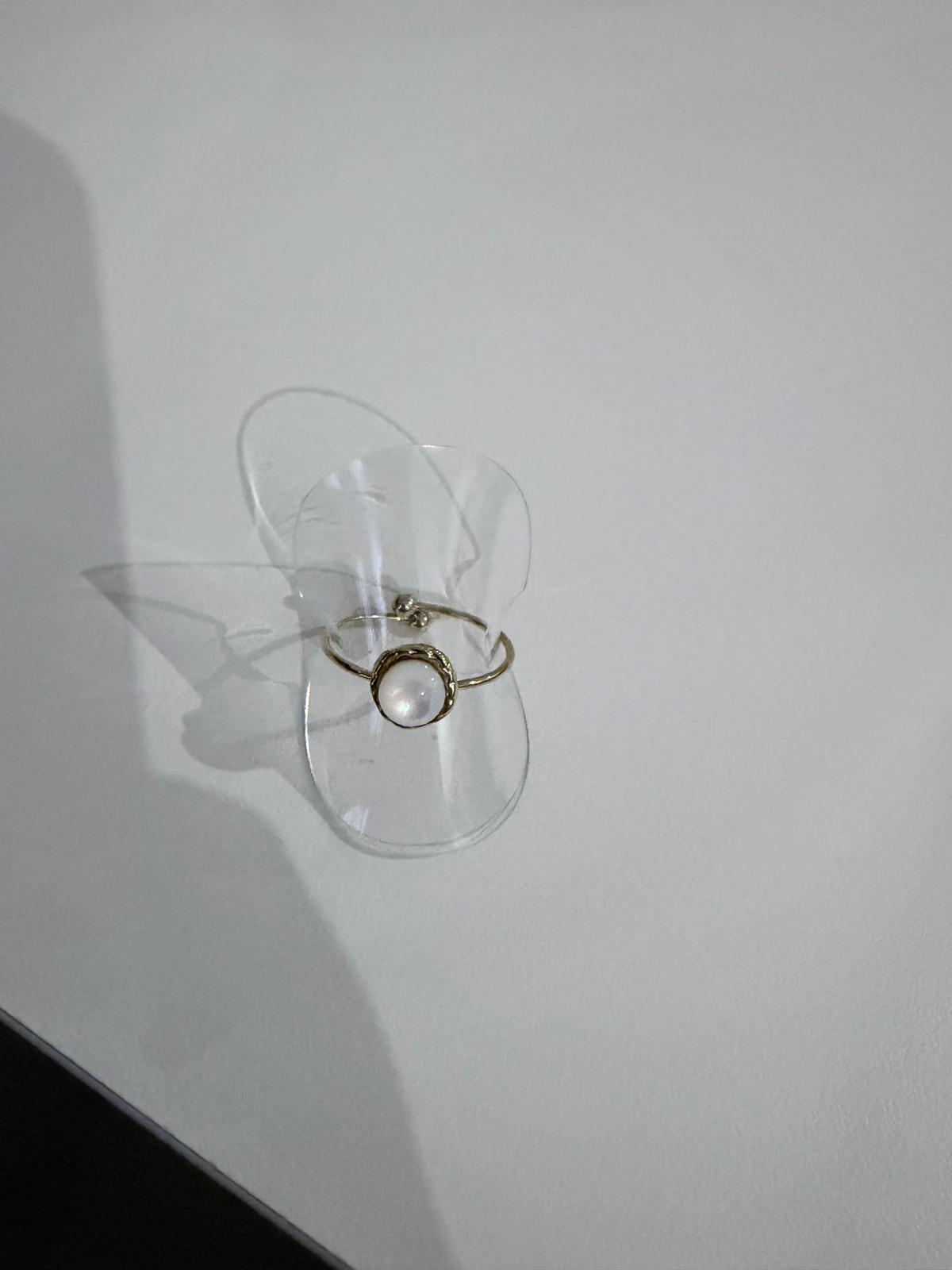 Anillo dorado con perla