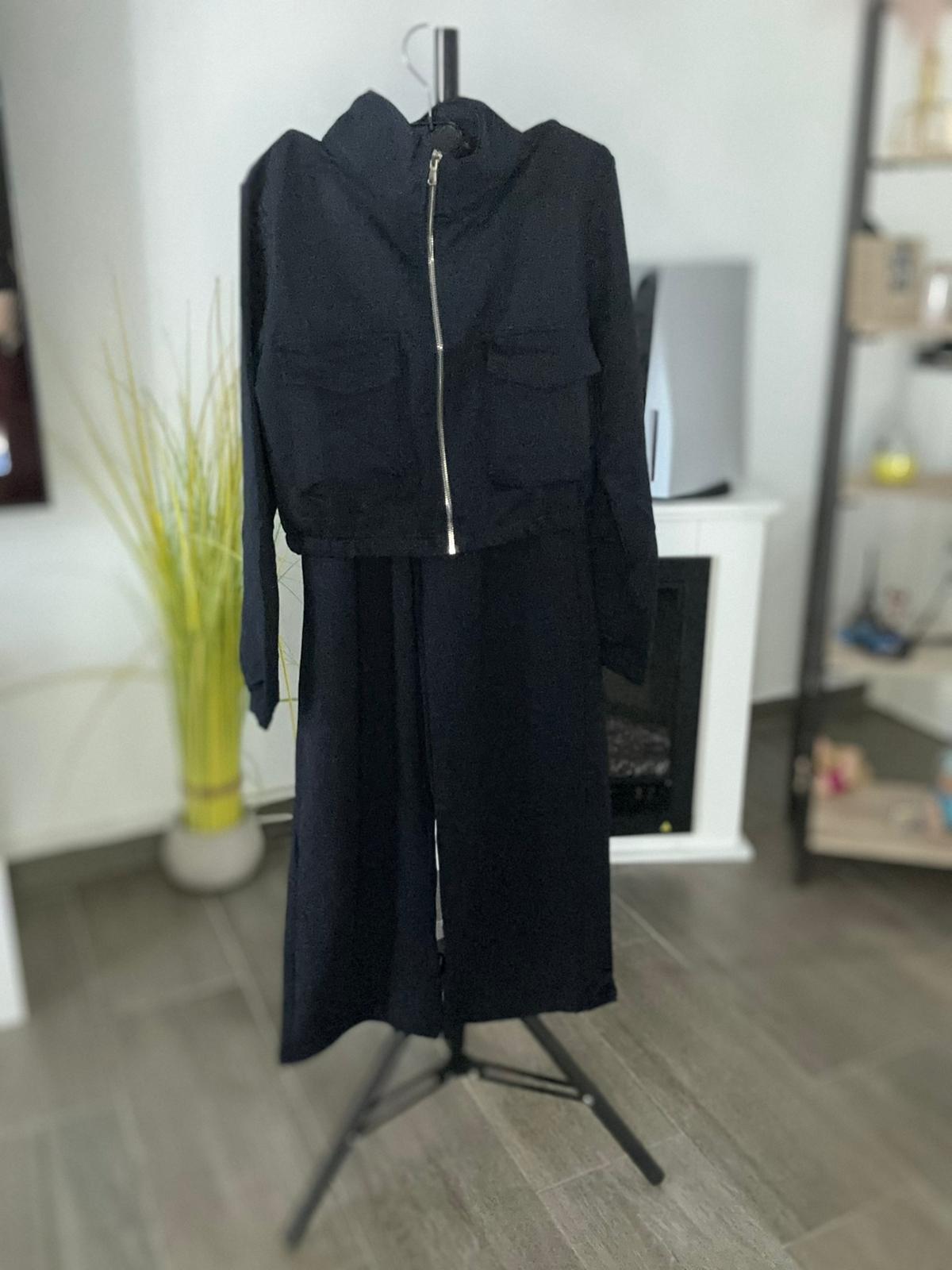 Conjunto negro de chaqueta y pantalón