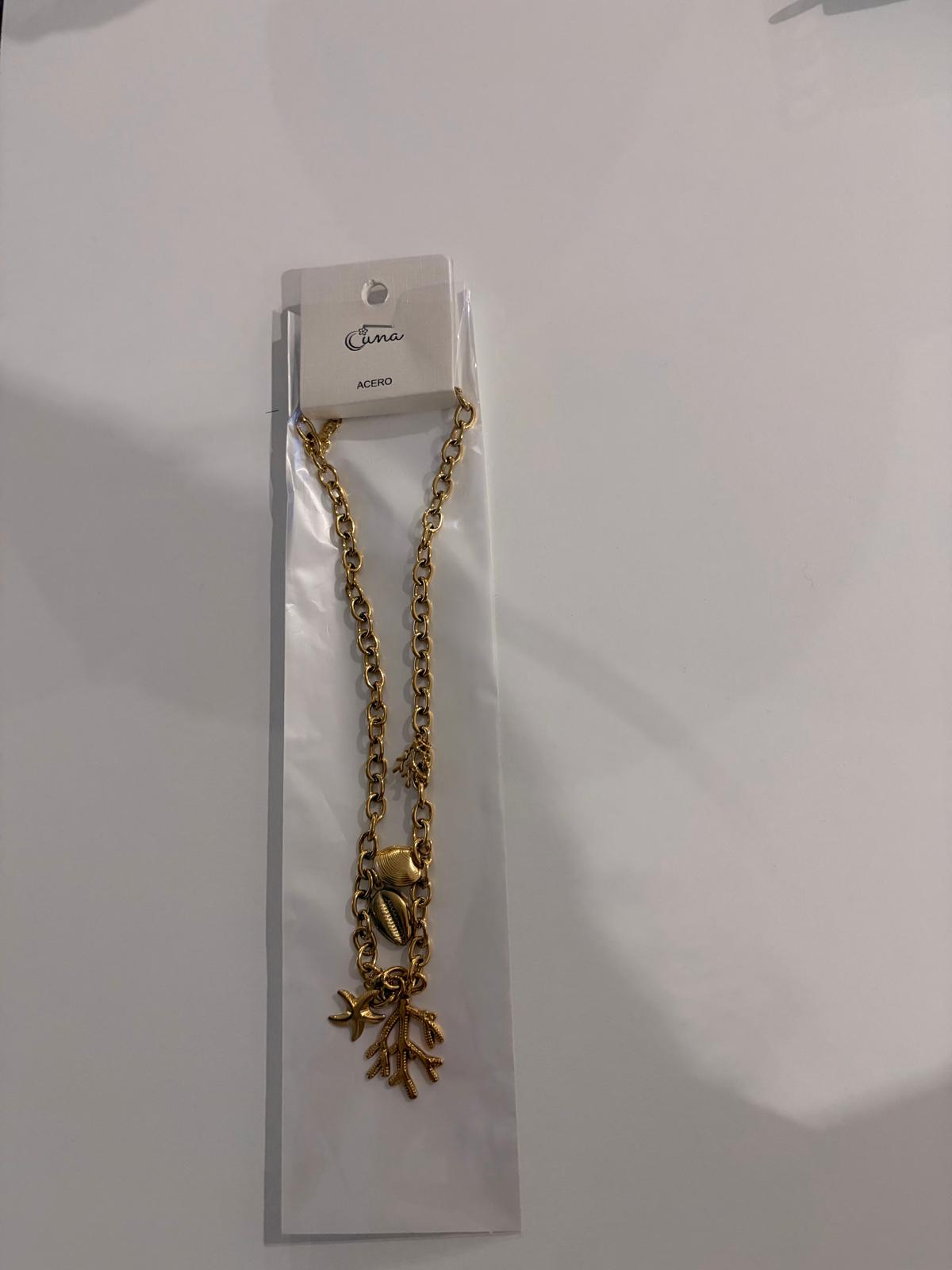 Collar dorado con colgante