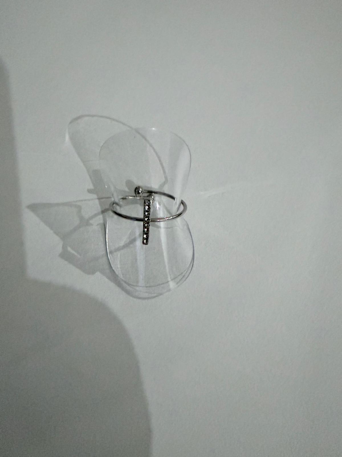 Anillo de plata con detalles de zirconia