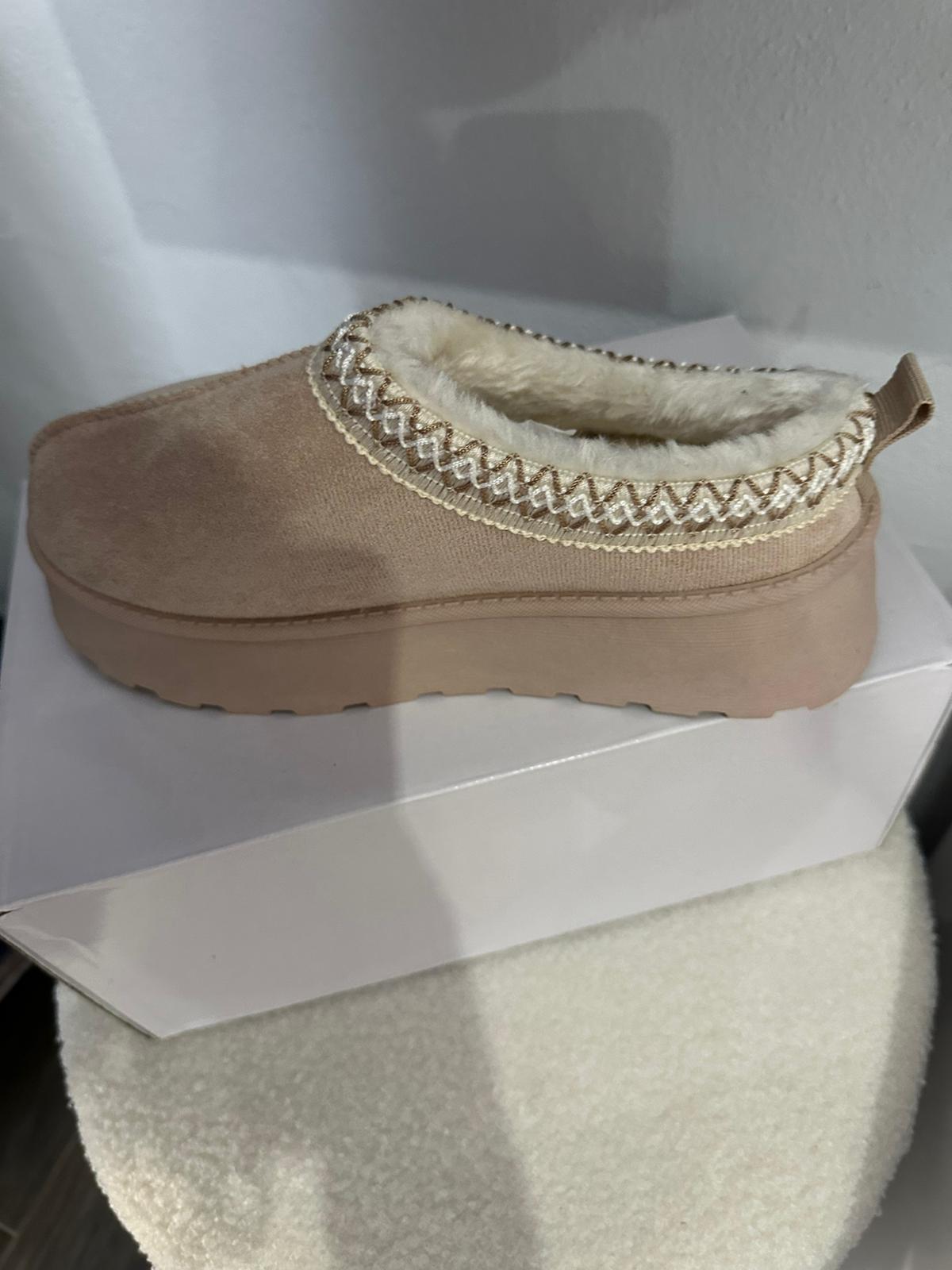 Zapatos beige de pelos