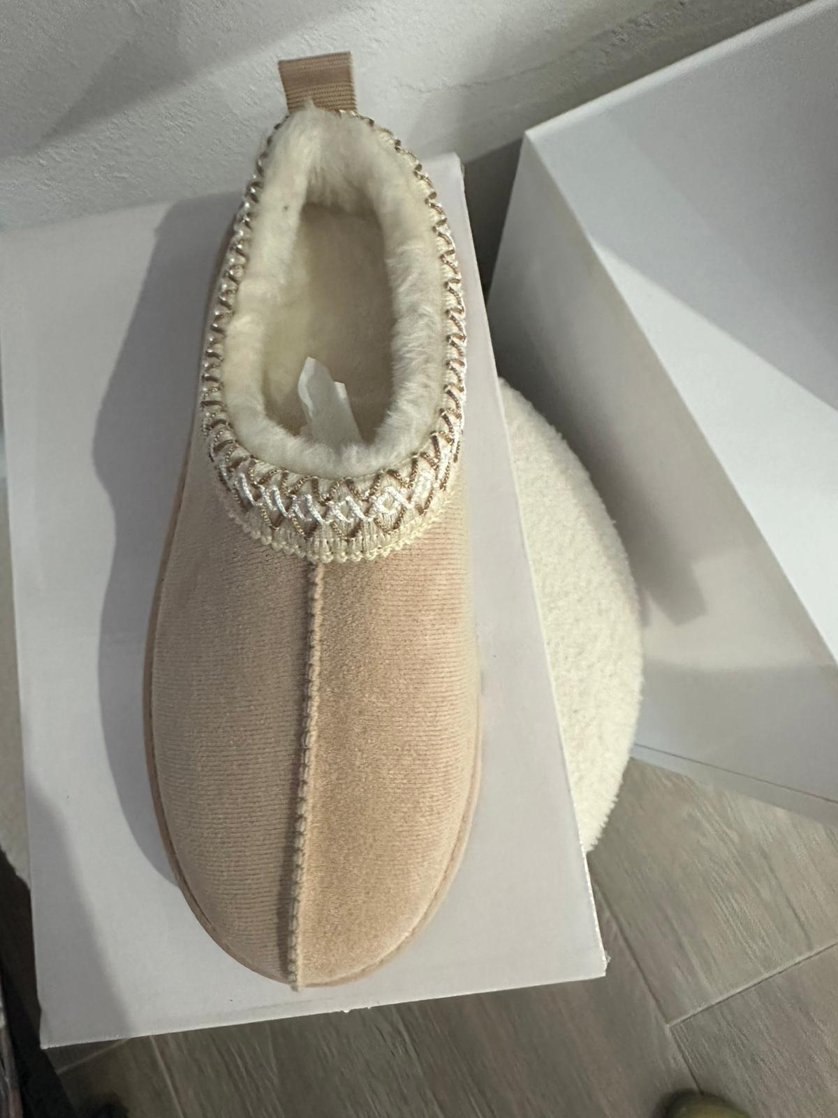 Zapatos beige de pelos