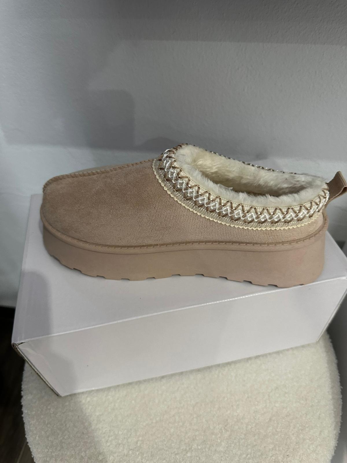 Zapatos beige de pelos