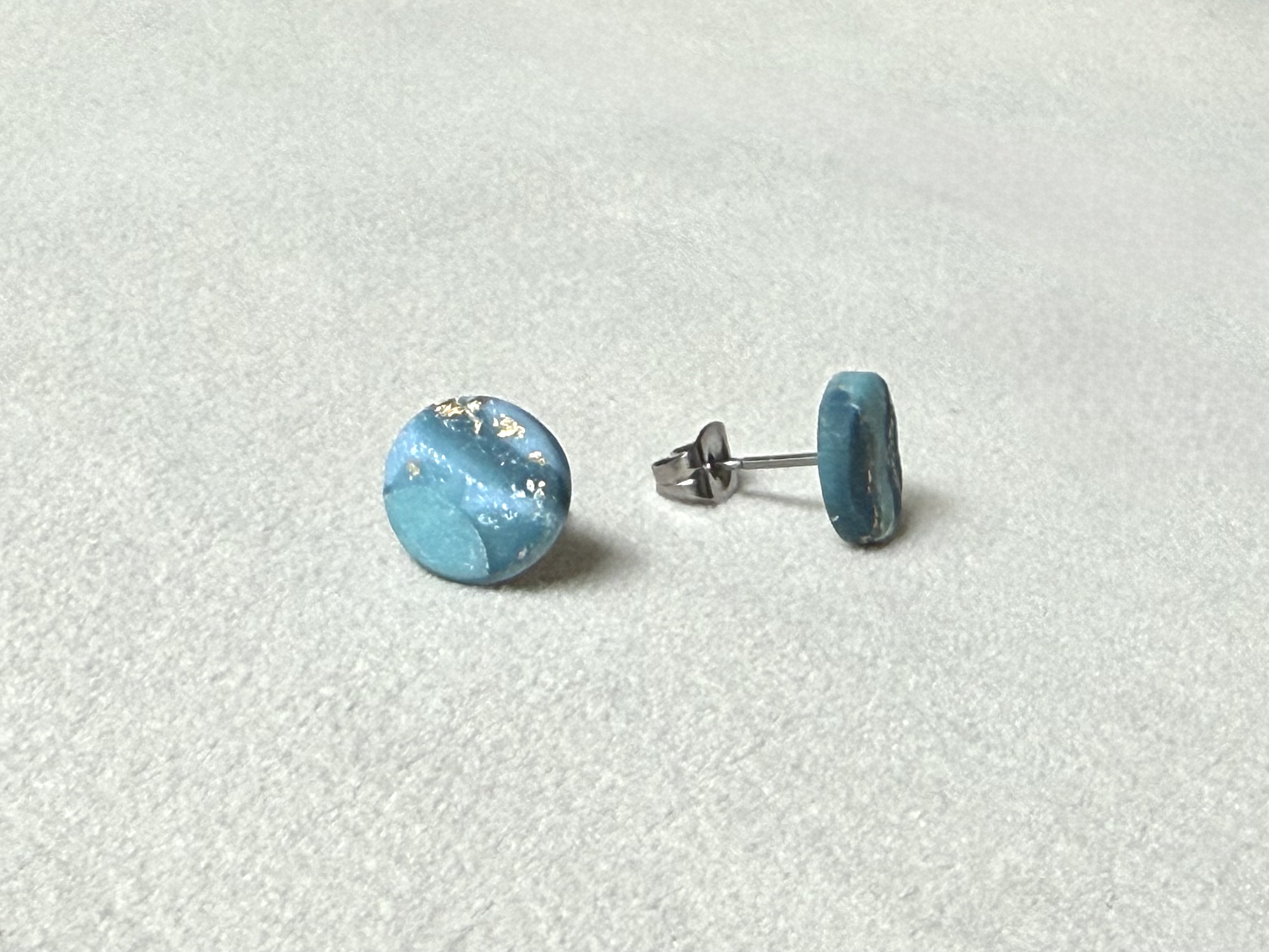 Błękitne kolczyki sztyfty Marble
