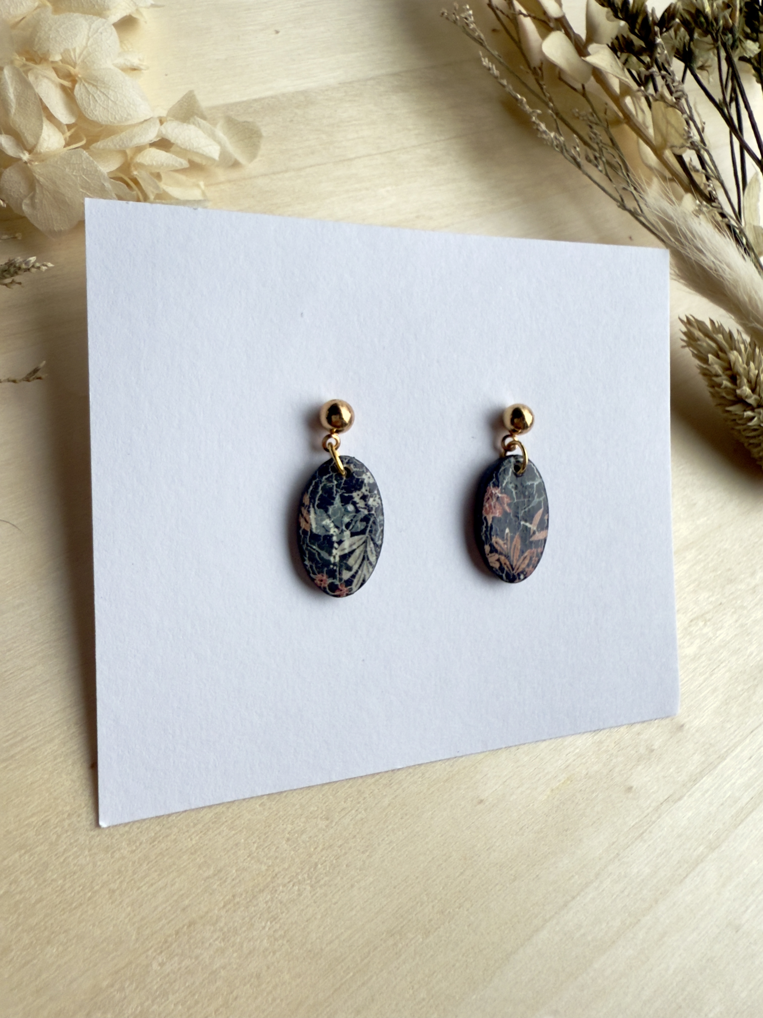 Kolczyki owalne z graficznym wzorem roślinnym