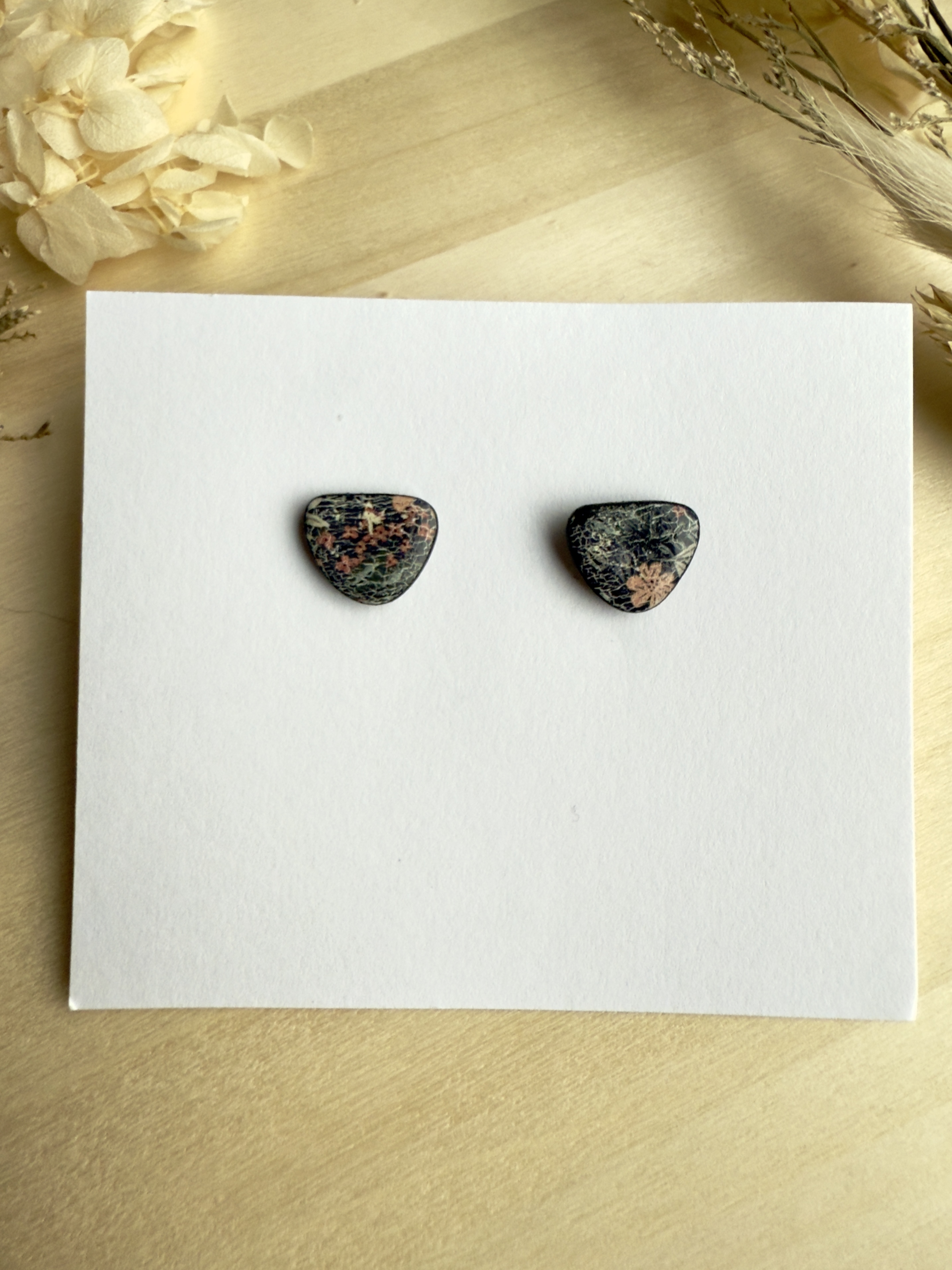 Kolczyki trójkątne z graficznym wzorem roślinnym