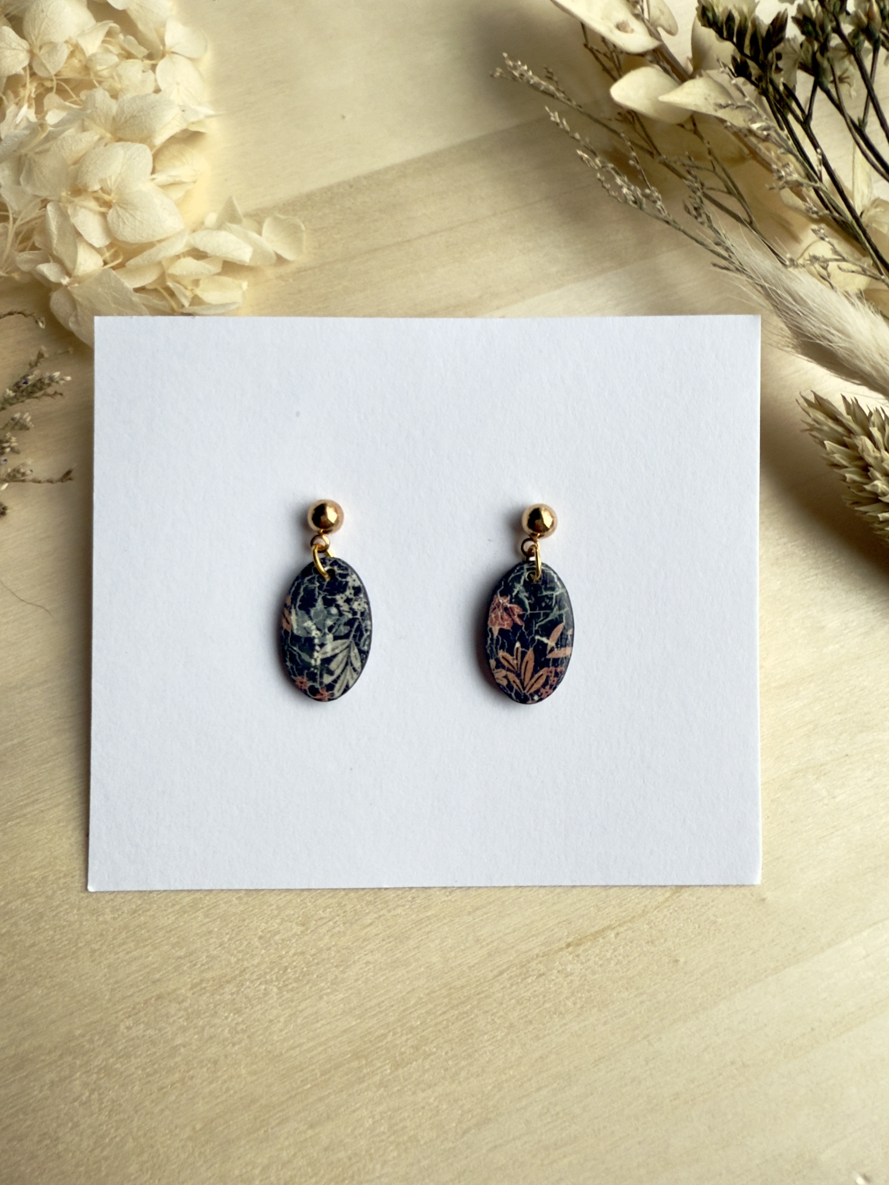 Kolczyki owalne z graficznym wzorem roślinnym