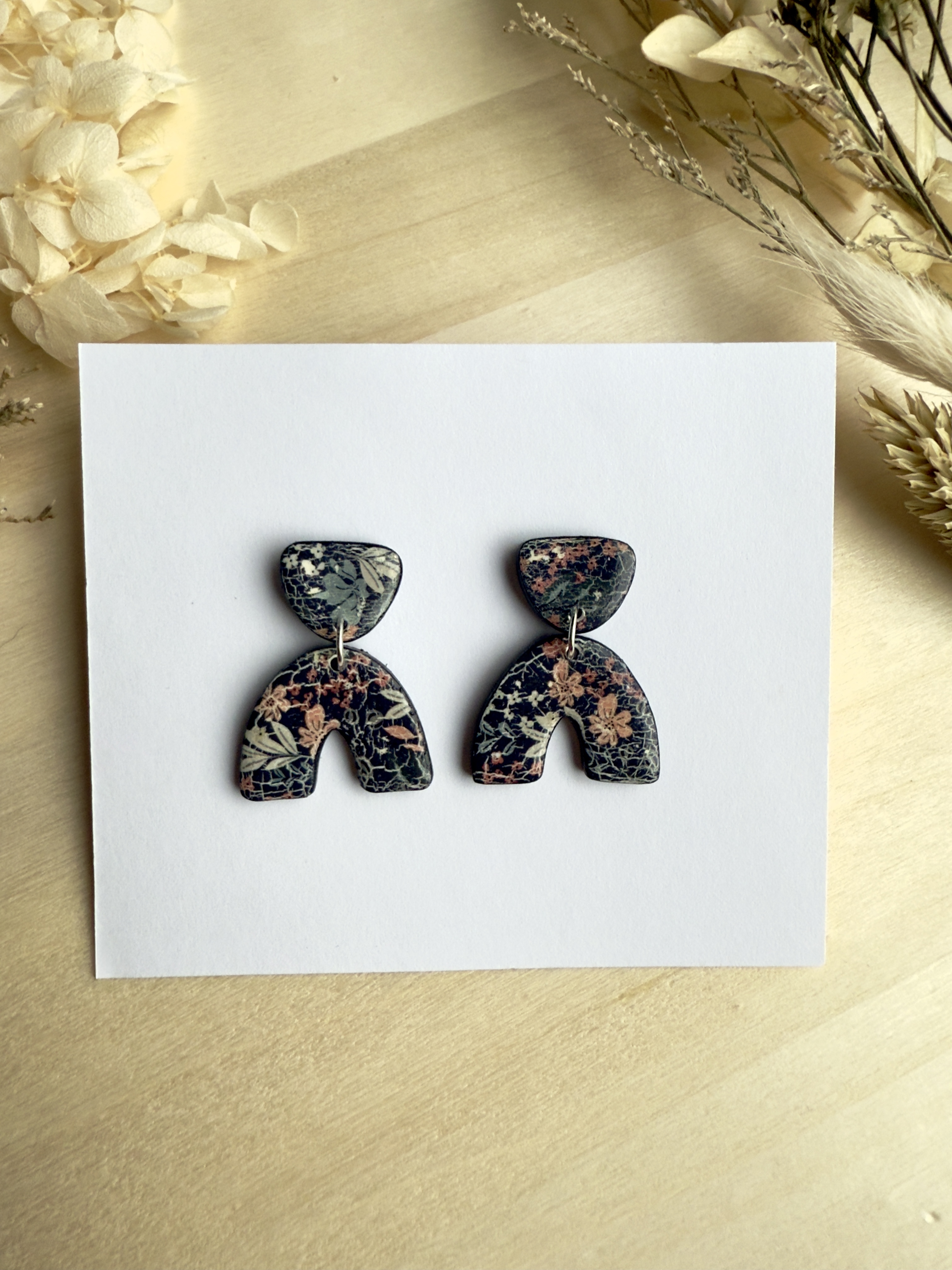 Kolczyki z graficznym wzorem roślinnym