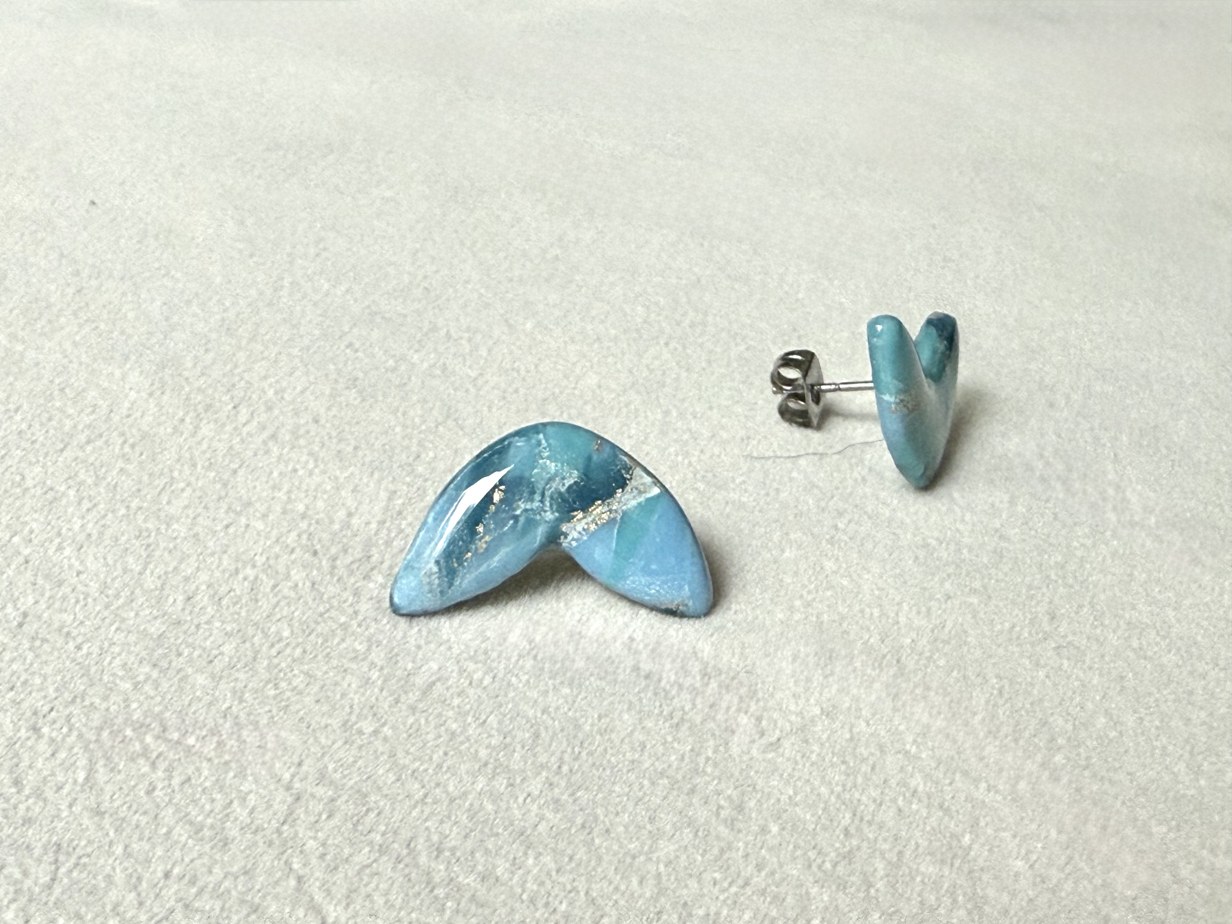 Błękitne kolczyki nieregularne sztyfty Marble