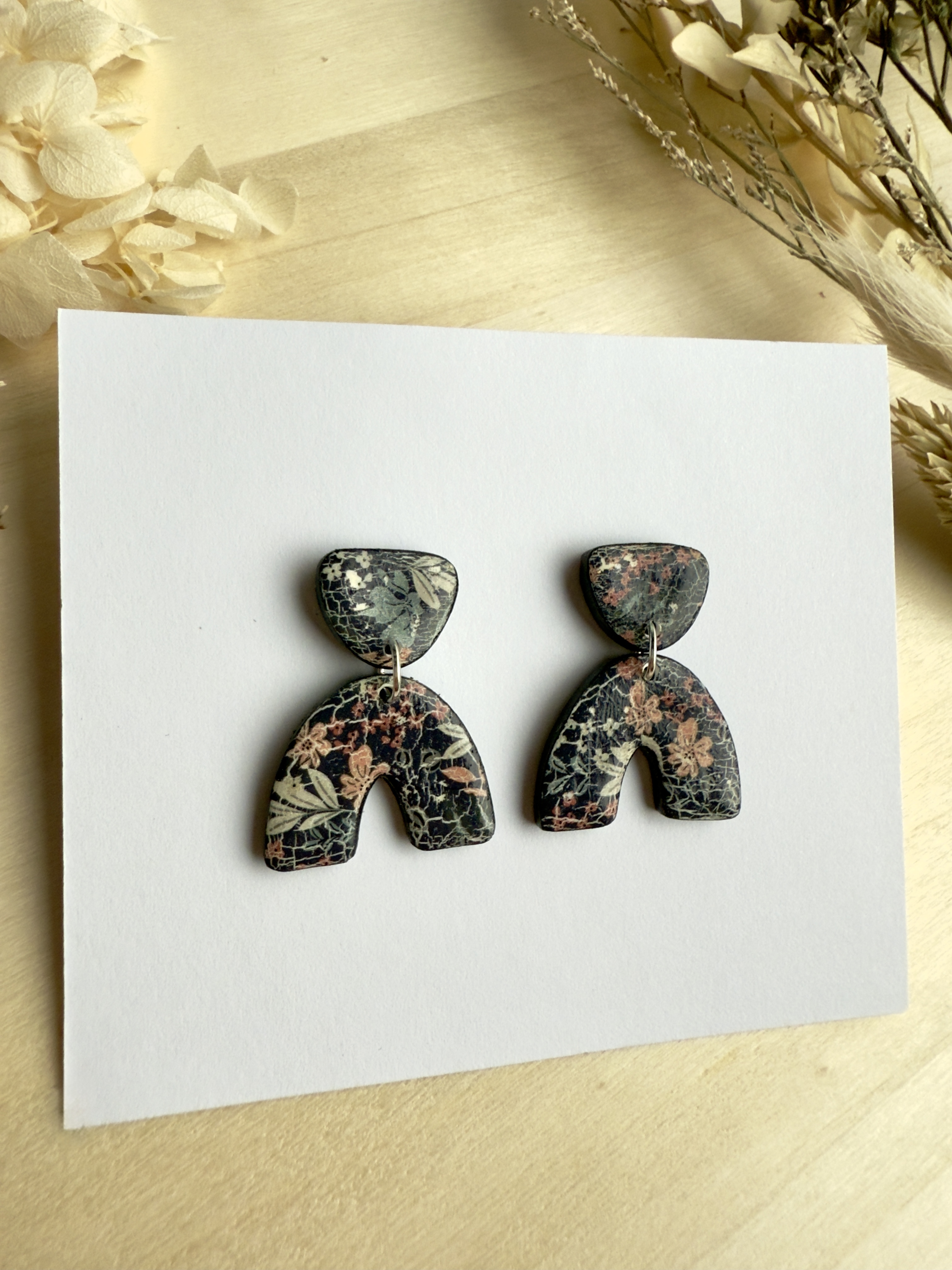 Kolczyki  z graficznym wzorem roślinnym