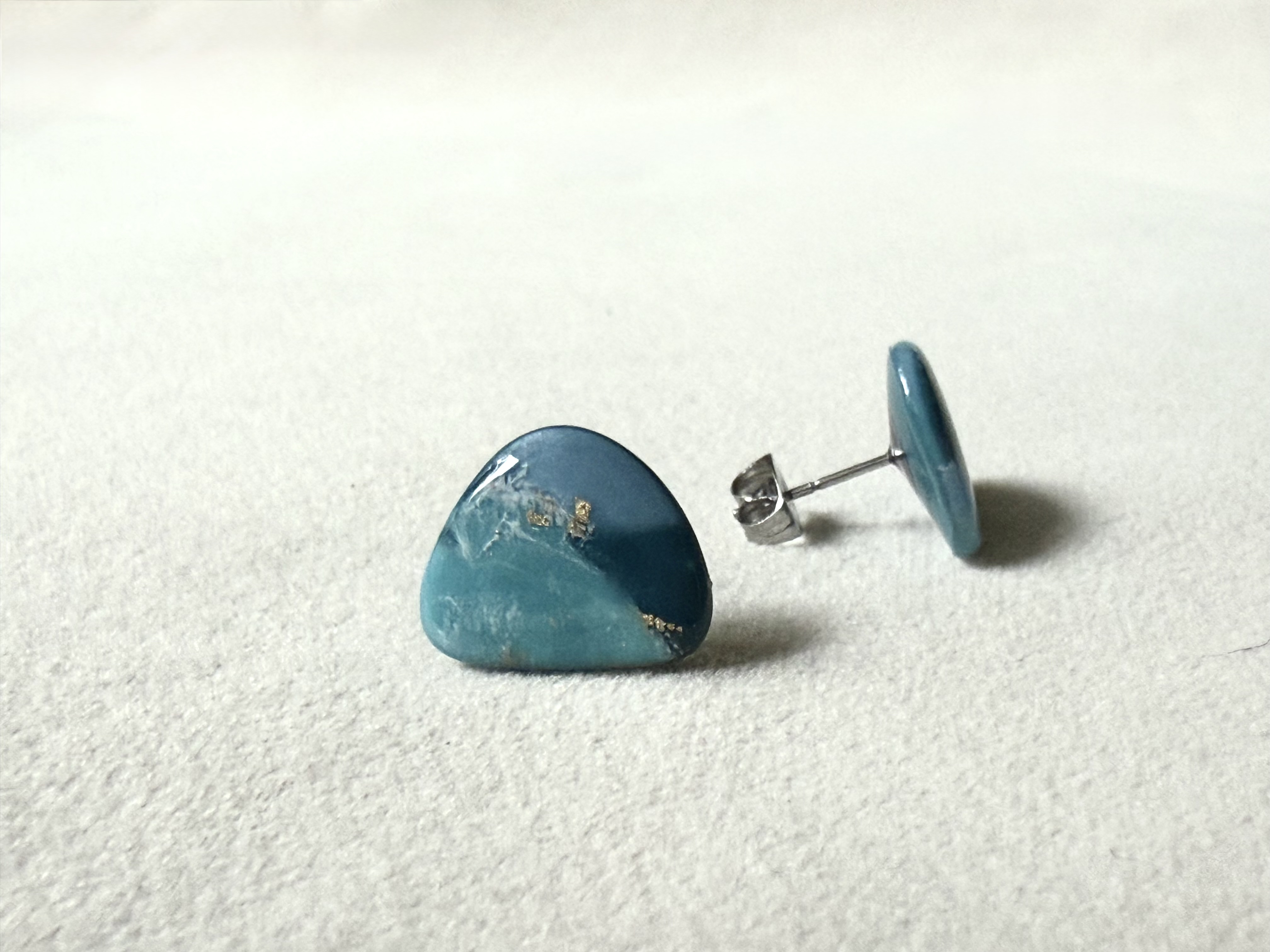 Błękitne kolczyki nieregularne sztyfty Marble