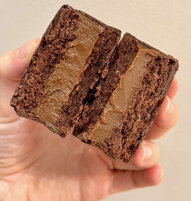 Alfajor de chocolate intenso y dulce de leche
