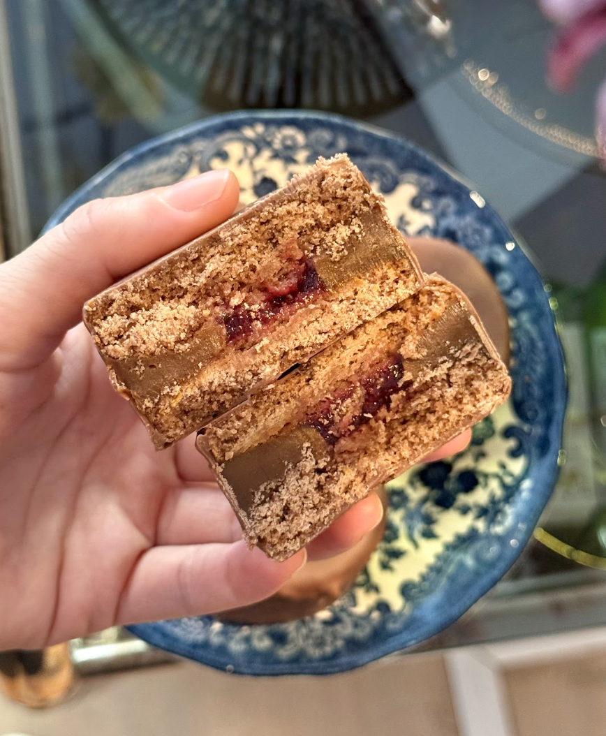 Alfajor con dulce de leche y frambuesa
