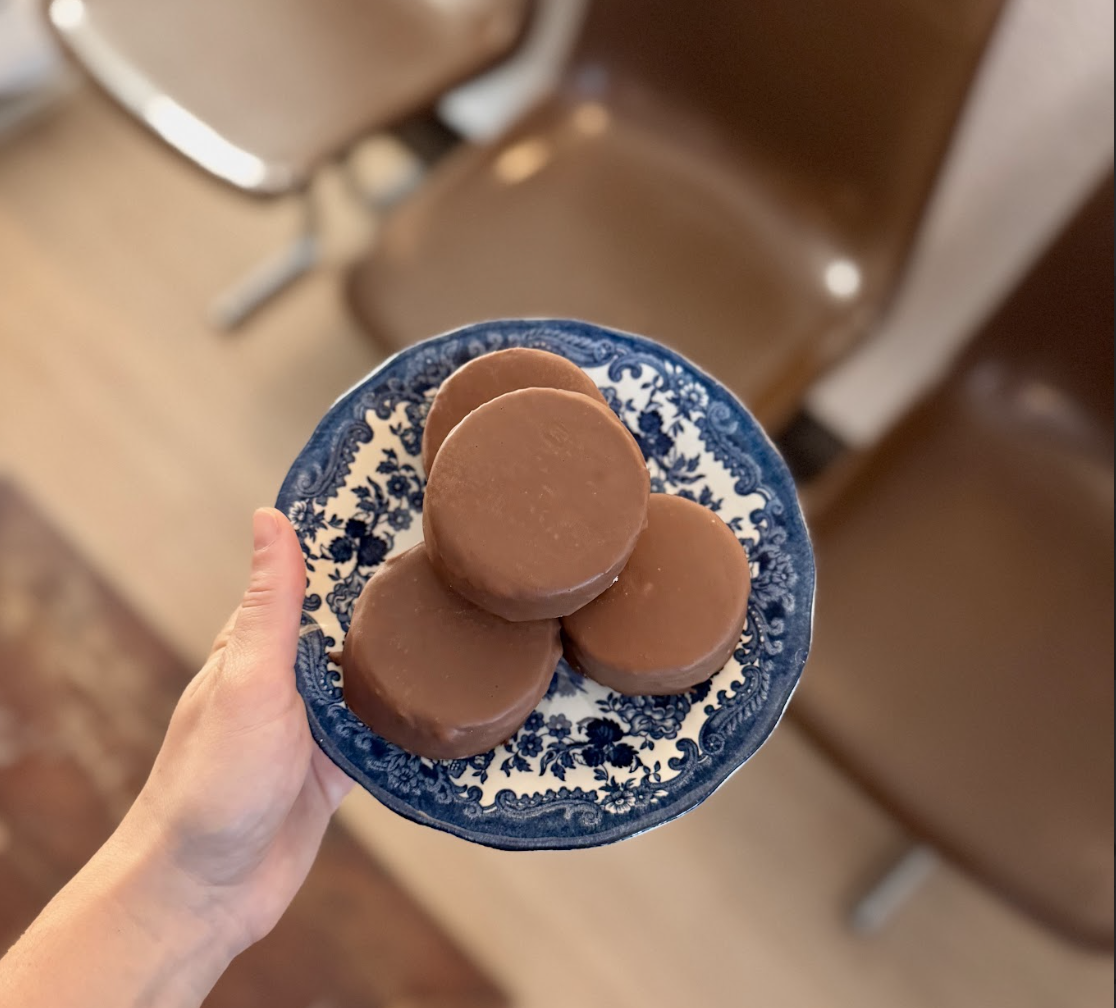 Alfajor con dulce de leche y frambuesa