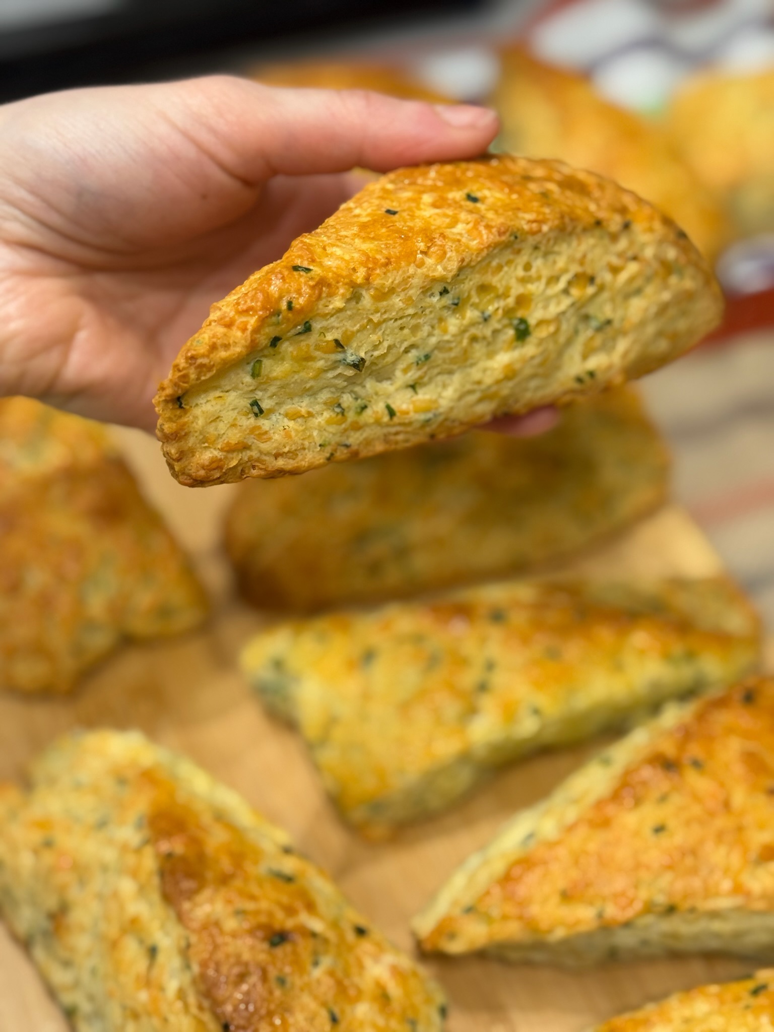 Scon de queso y cebollino