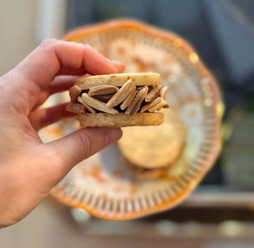 Alfajor de almendras y dulce de leche