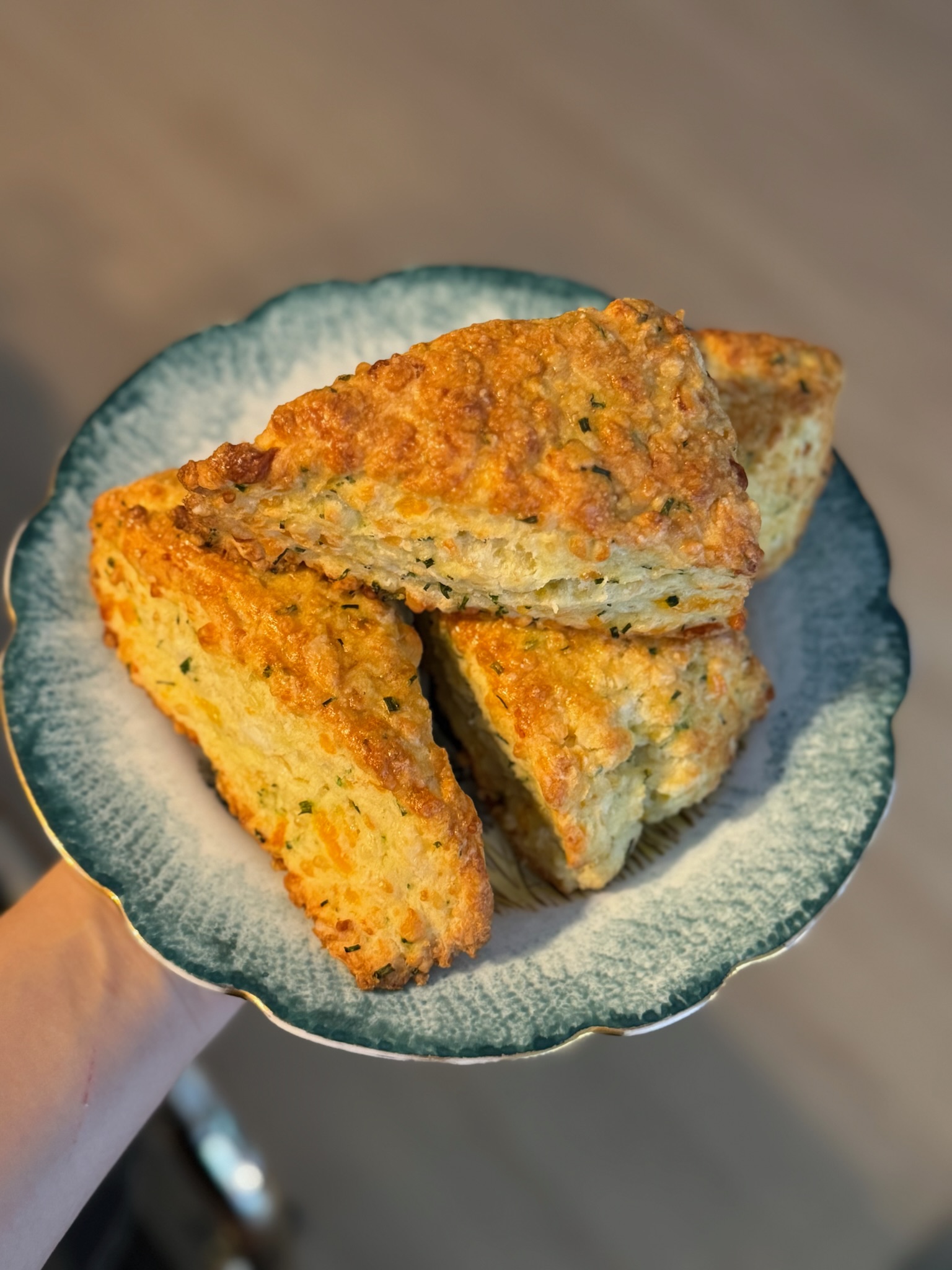 Scon de queso y cebollino