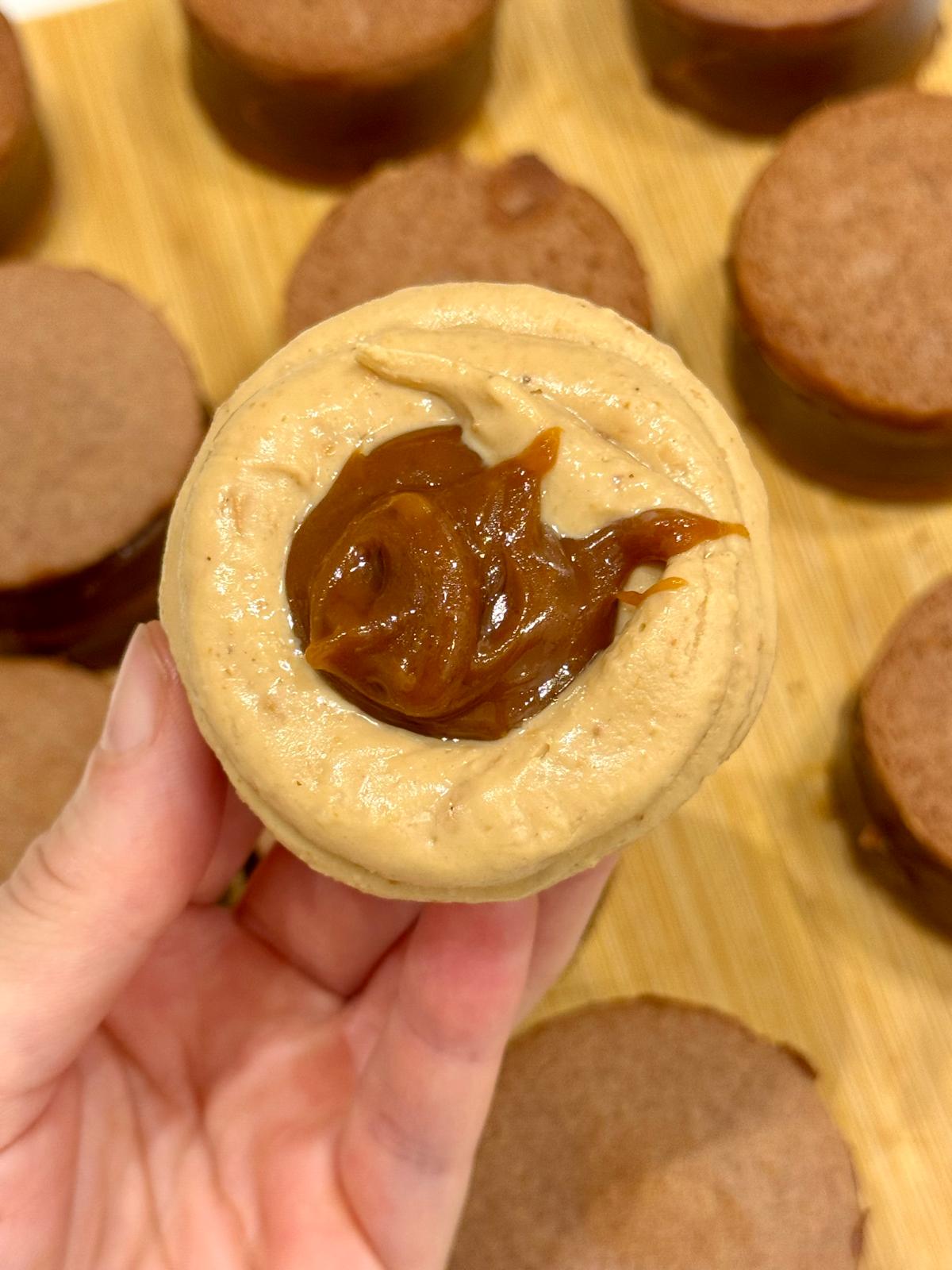 Alfajor de cacahuete y caramelo salado