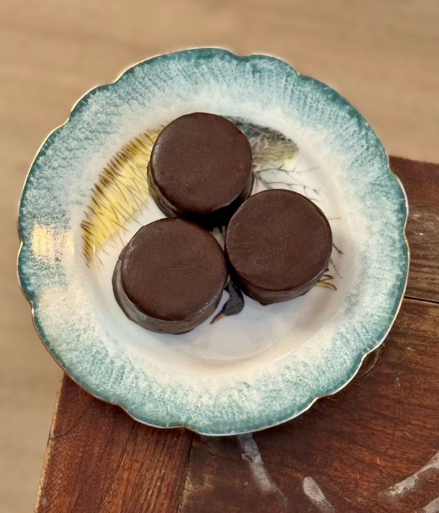 Alfajor de chocolate intenso y dulce de leche