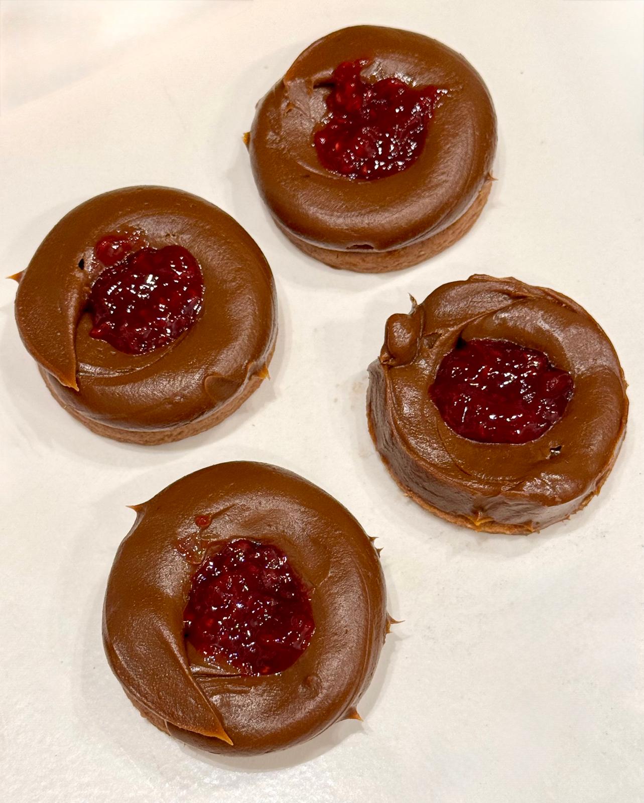 Alfajor con dulce de leche y frambuesa