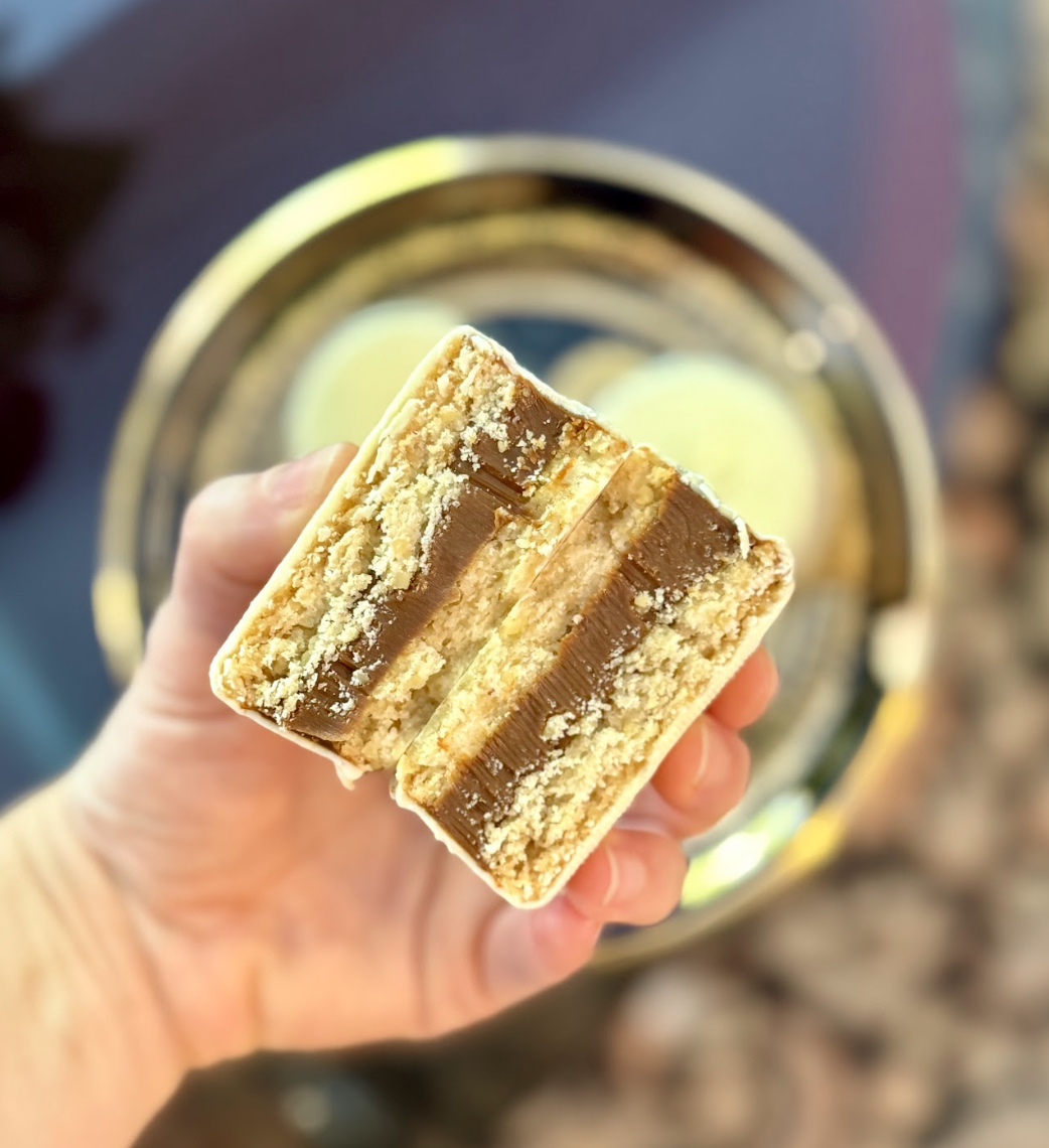Alfajor de nuez y chocolate blanco