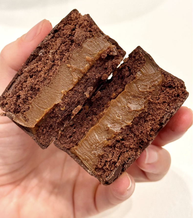 Alfajor de chocolate intenso y dulce de leche