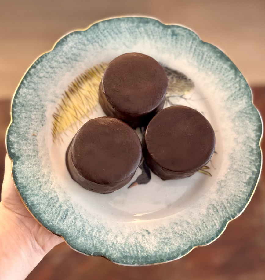 Alfajor de chocolate intenso y dulce de leche