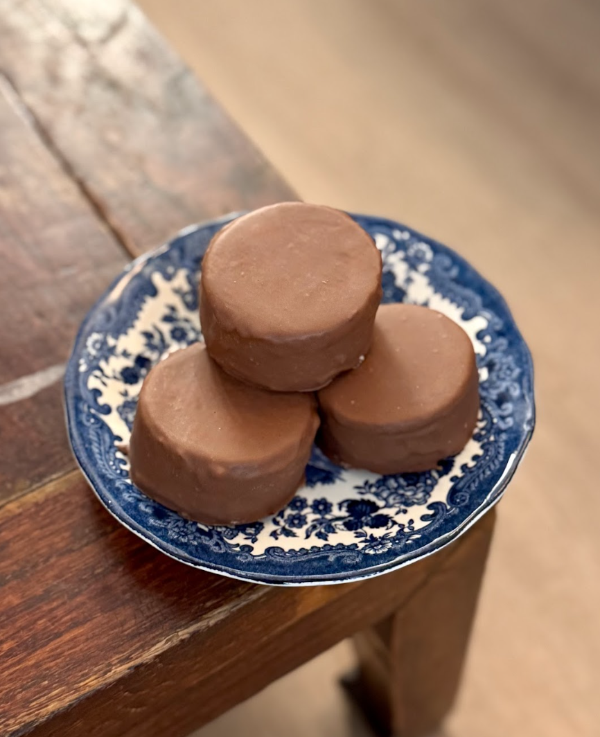 Alfajor con dulce de leche y frambuesa