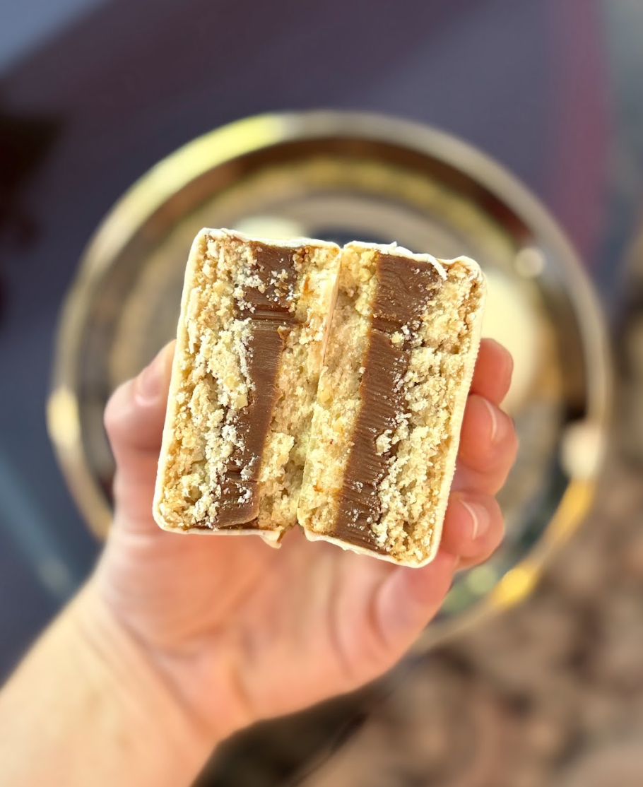 Alfajor de nuez y chocolate blanco