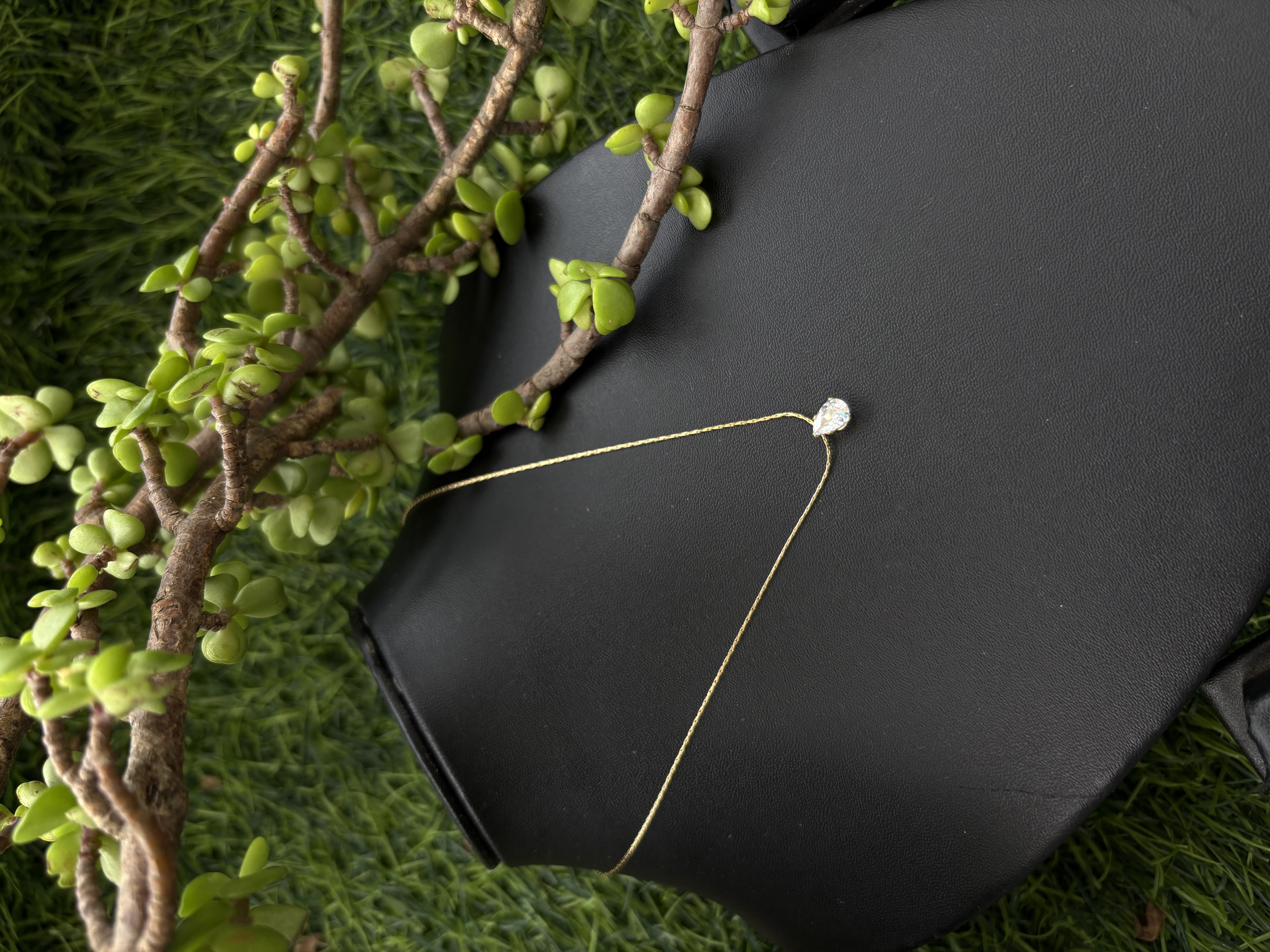 Elegant teardrop pendant necklace