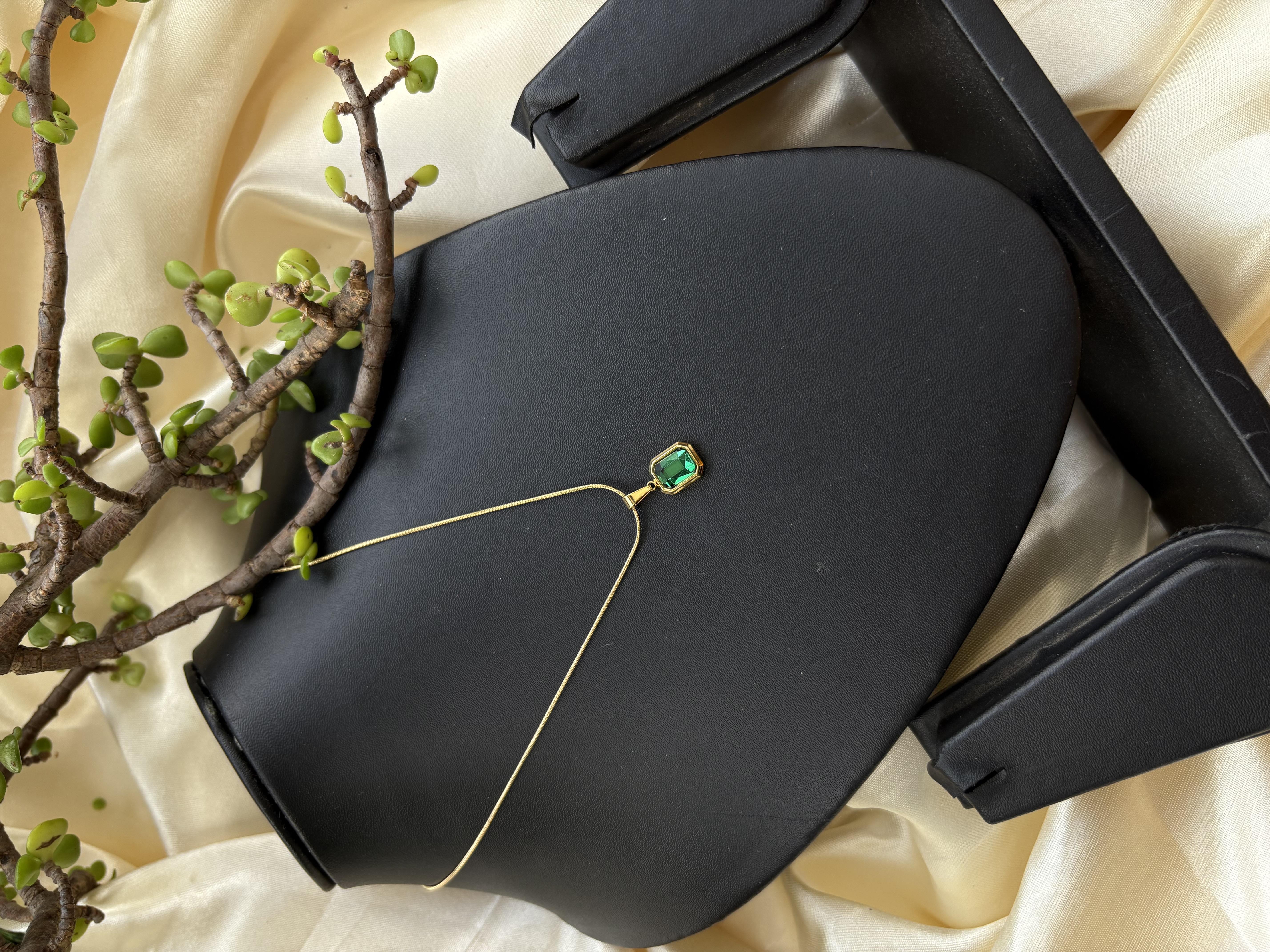 Elegant Emerald Pendant Necklace