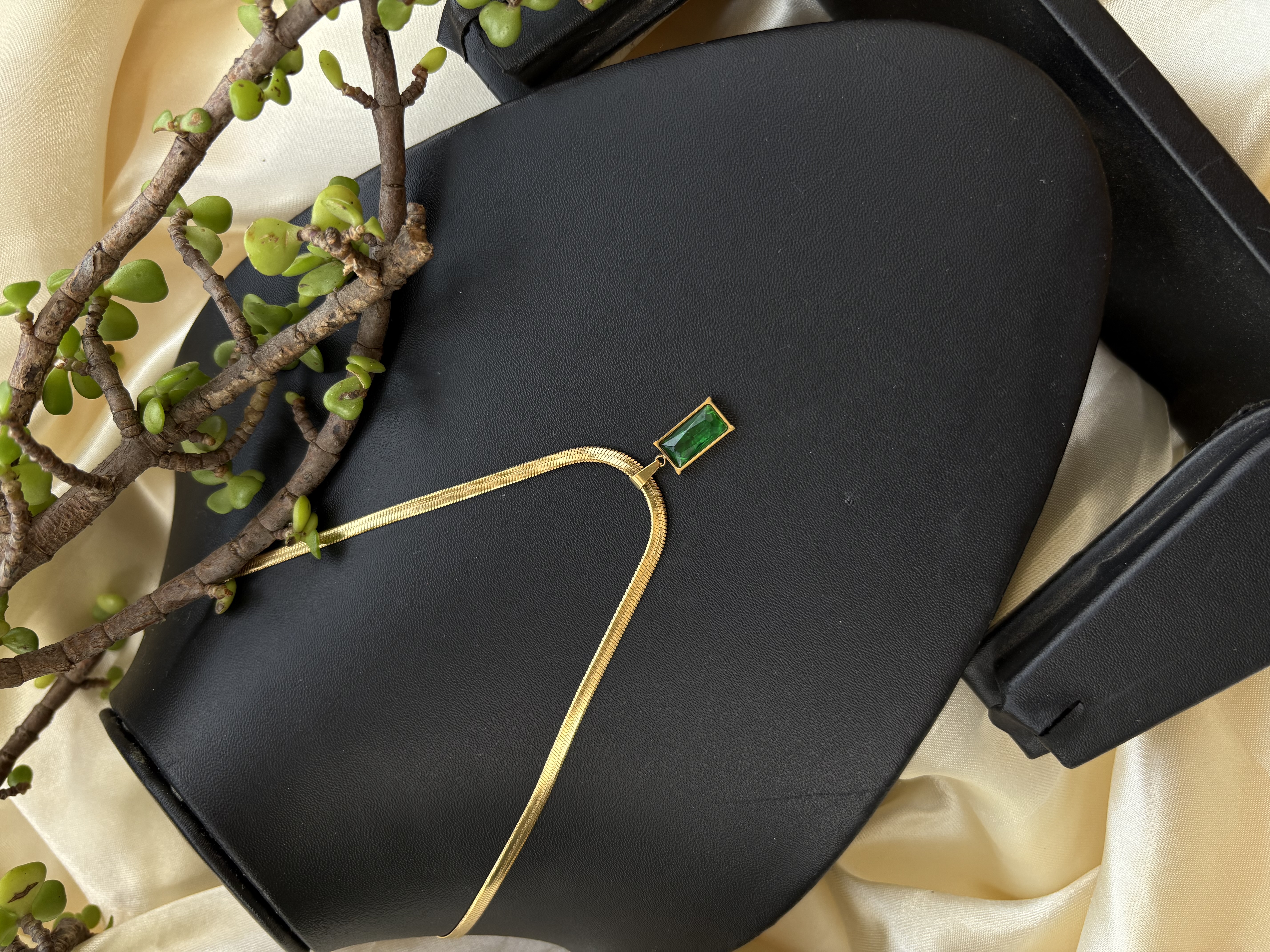 Elegant Gold Necklace with Green Gemstone