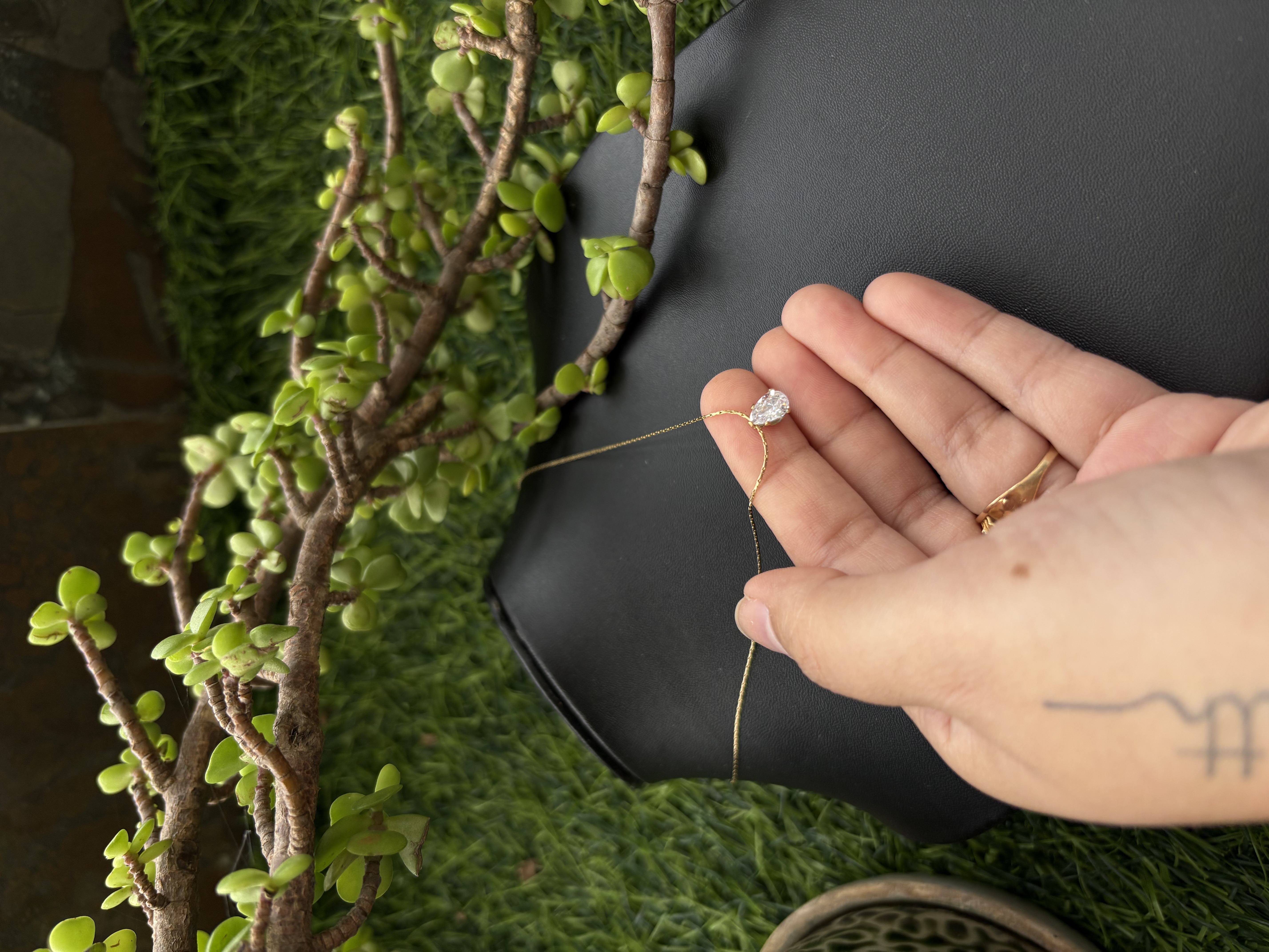 Elegant teardrop pendant necklace