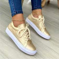 Zapatillas doradas de moda