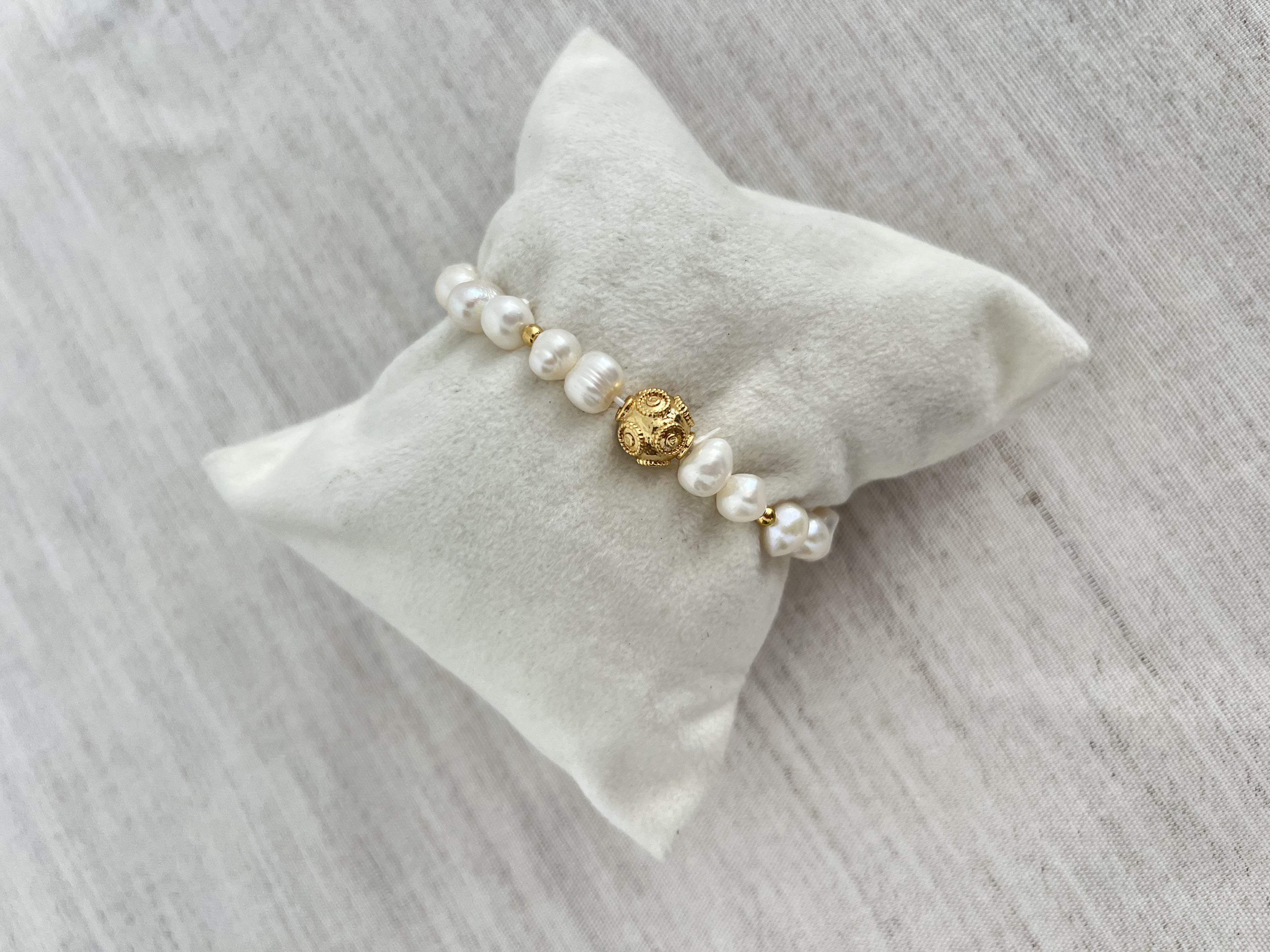 Pulseira de pedras naturais com detalhe dourado